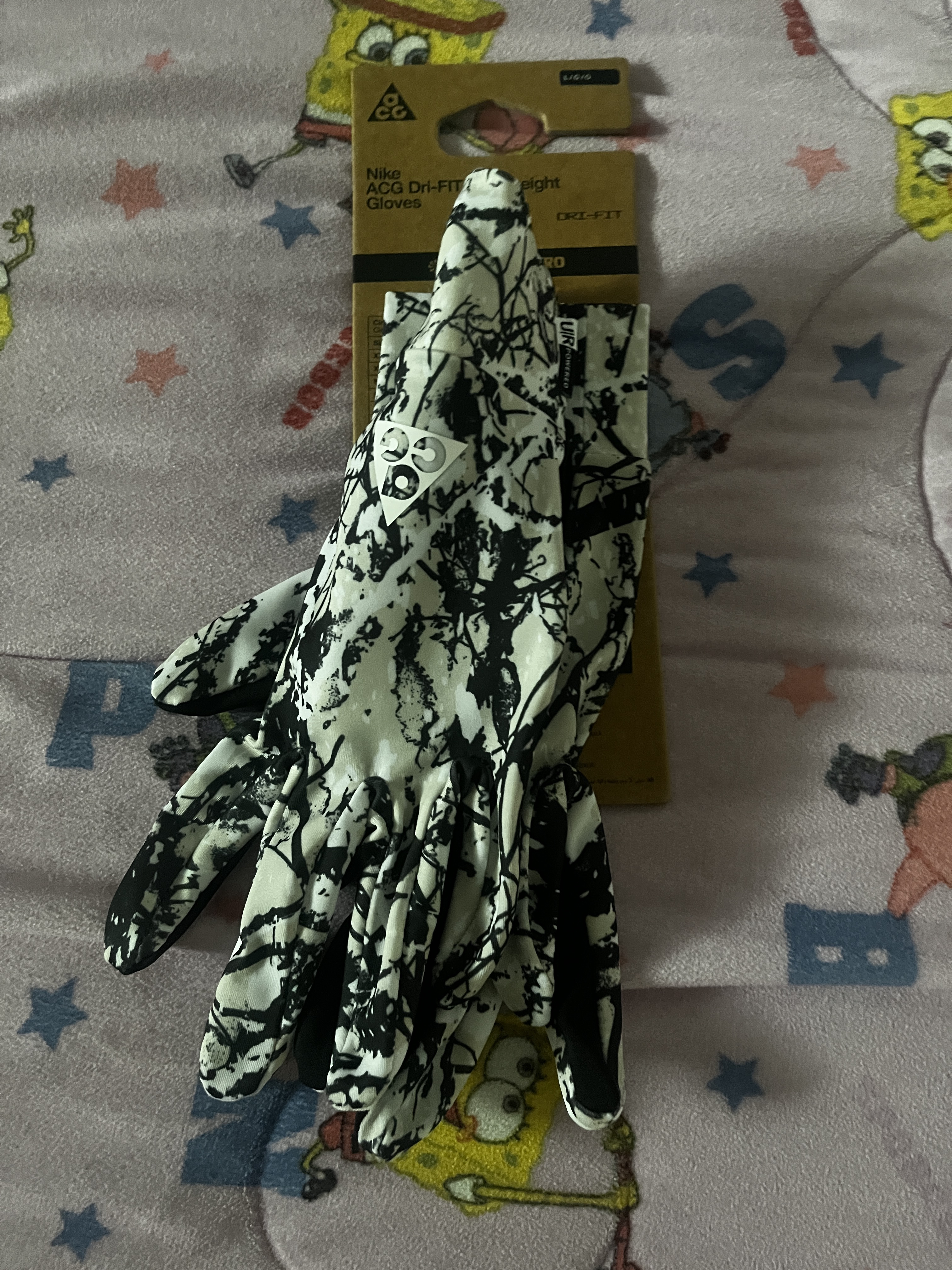 Nike ACG Dri-Fit Lightweight Gloves Light Orewood Brown Black 착용 스타일