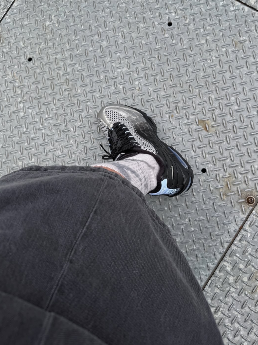 Nike x Palace Air Max 95 Metallic Silver Aluminum 착용 스타일 - 2