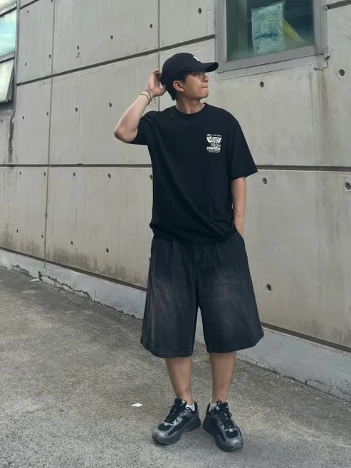 QT8 GARMENTS Coffee Shop Washed Tee Black 착용 스타일 - 3