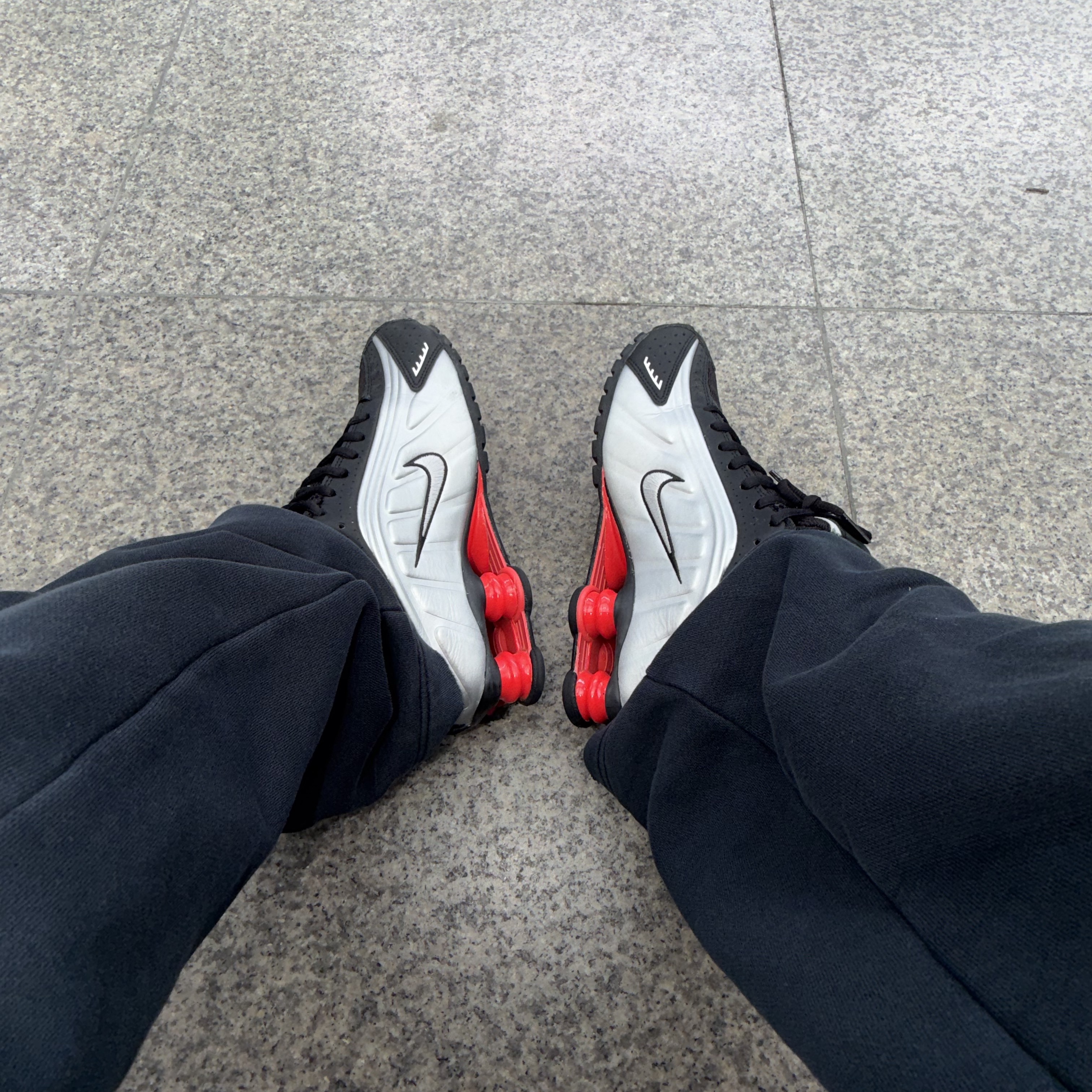 (W) Nike Shox R4 OG Black Light Crimson 착용 스타일 - 1