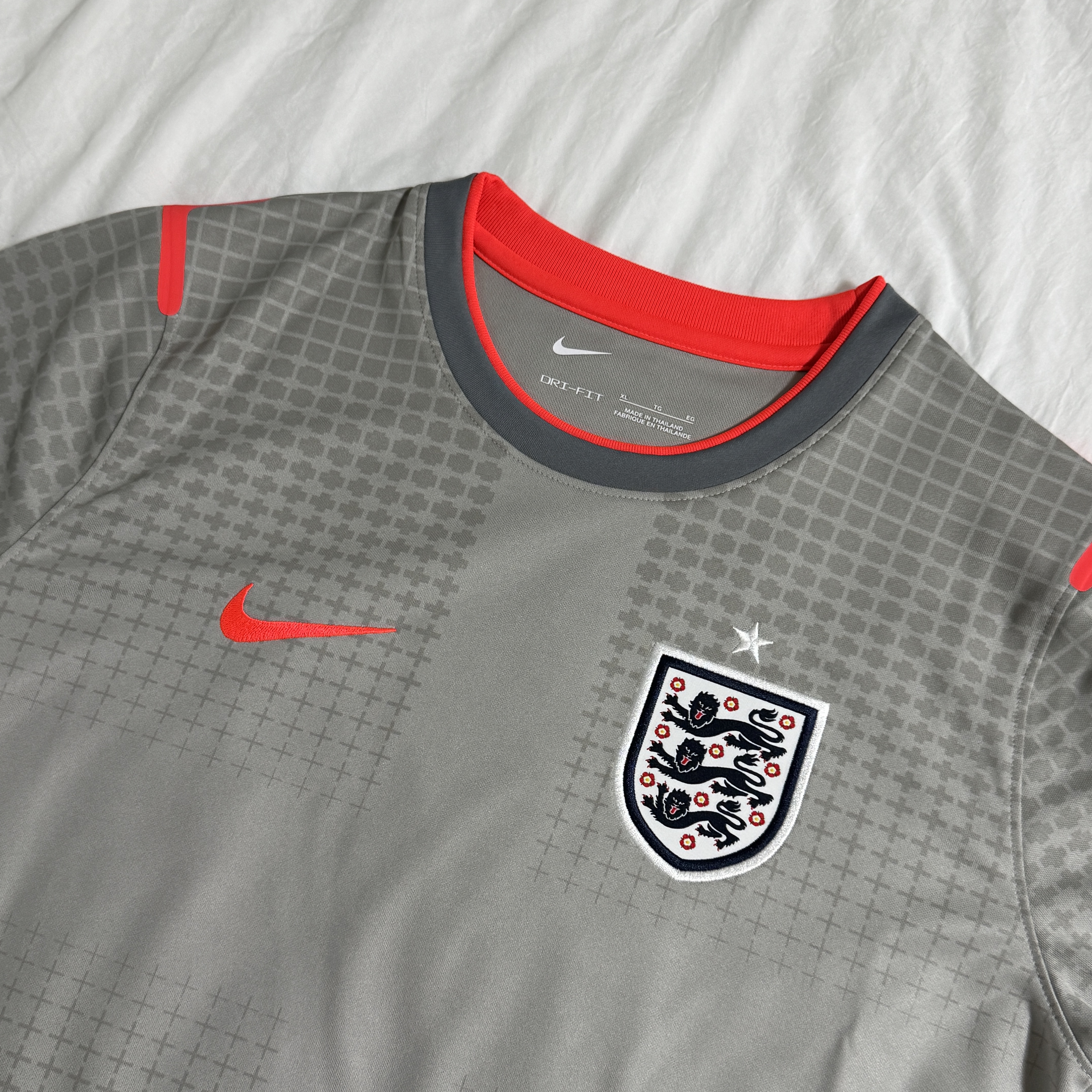 (Kids) Palace x Nike England Short-Sleeve Soccer Top Pewter Grey Bright Crimson Bright Crimson 착용 스타일 - 1