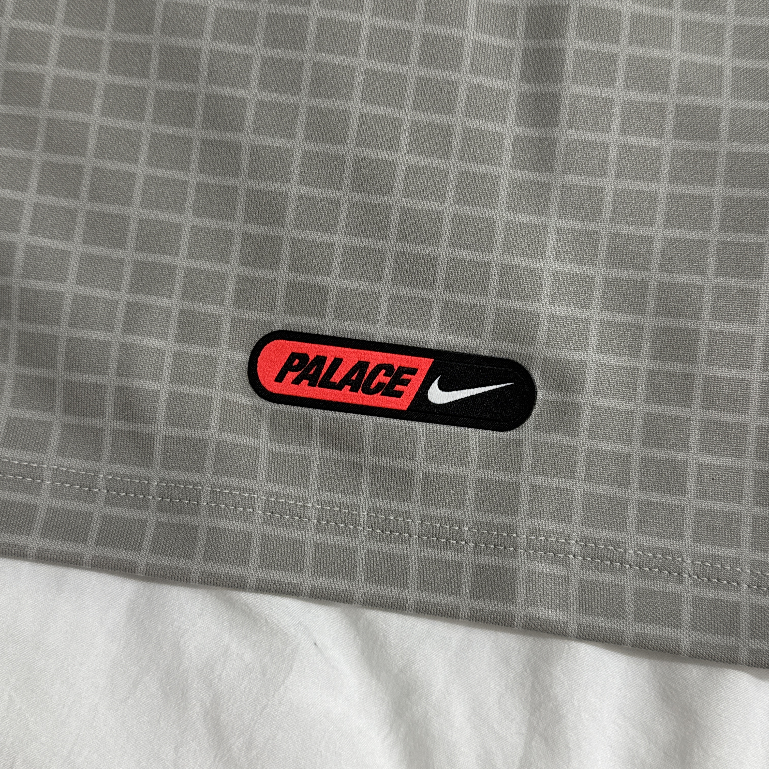 (Kids) Palace x Nike England Short-Sleeve Soccer Top Pewter Grey Bright Crimson Bright Crimson 착용 스타일 - 2