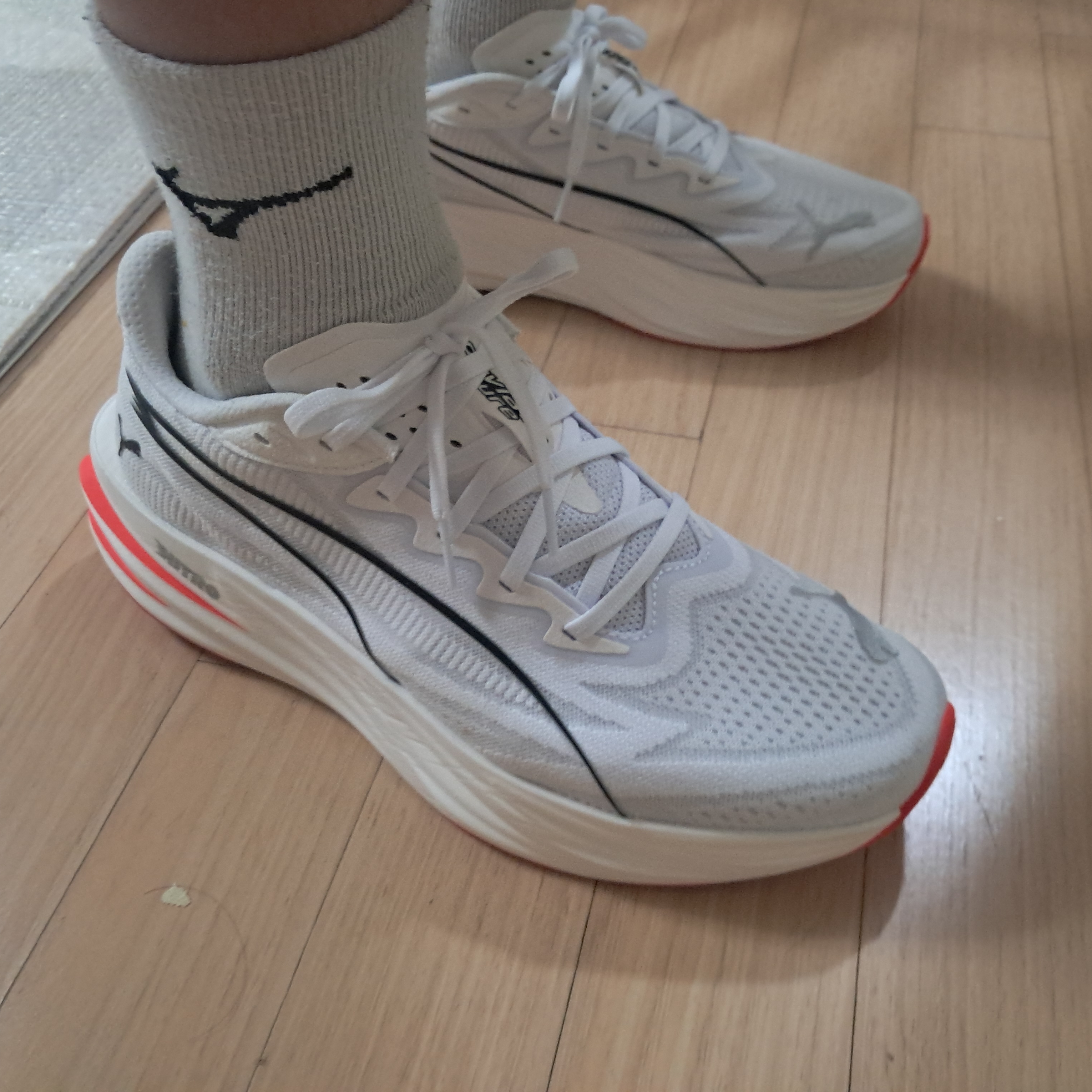 Puma Deviate Pure Nitro Puma White Ultra Red 착용 스타일 - 1