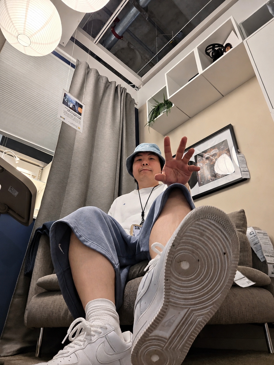 Nike Air Force 1 Low Retro Color of the Month White, Nike Apex Denim Bucket Hat Aegean Storm Thunder Blue 착용 스타일 - 1