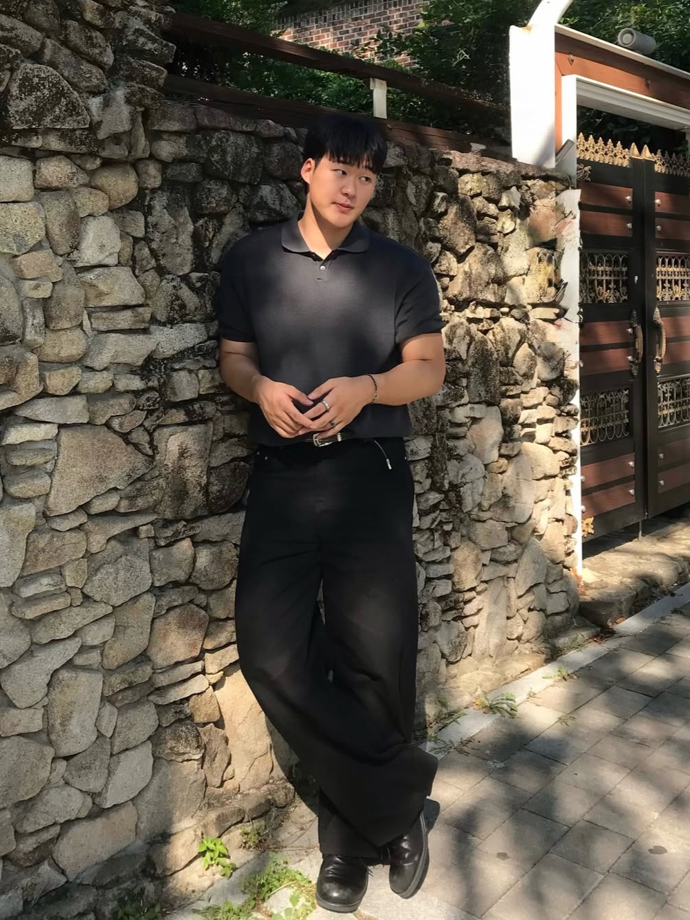 Knitted Coolever Crop Half Knit T-shirt Charcoal, Knitted Coolever PK Crop Half Knit T-shirt BLACK 착용 스타일 - 1