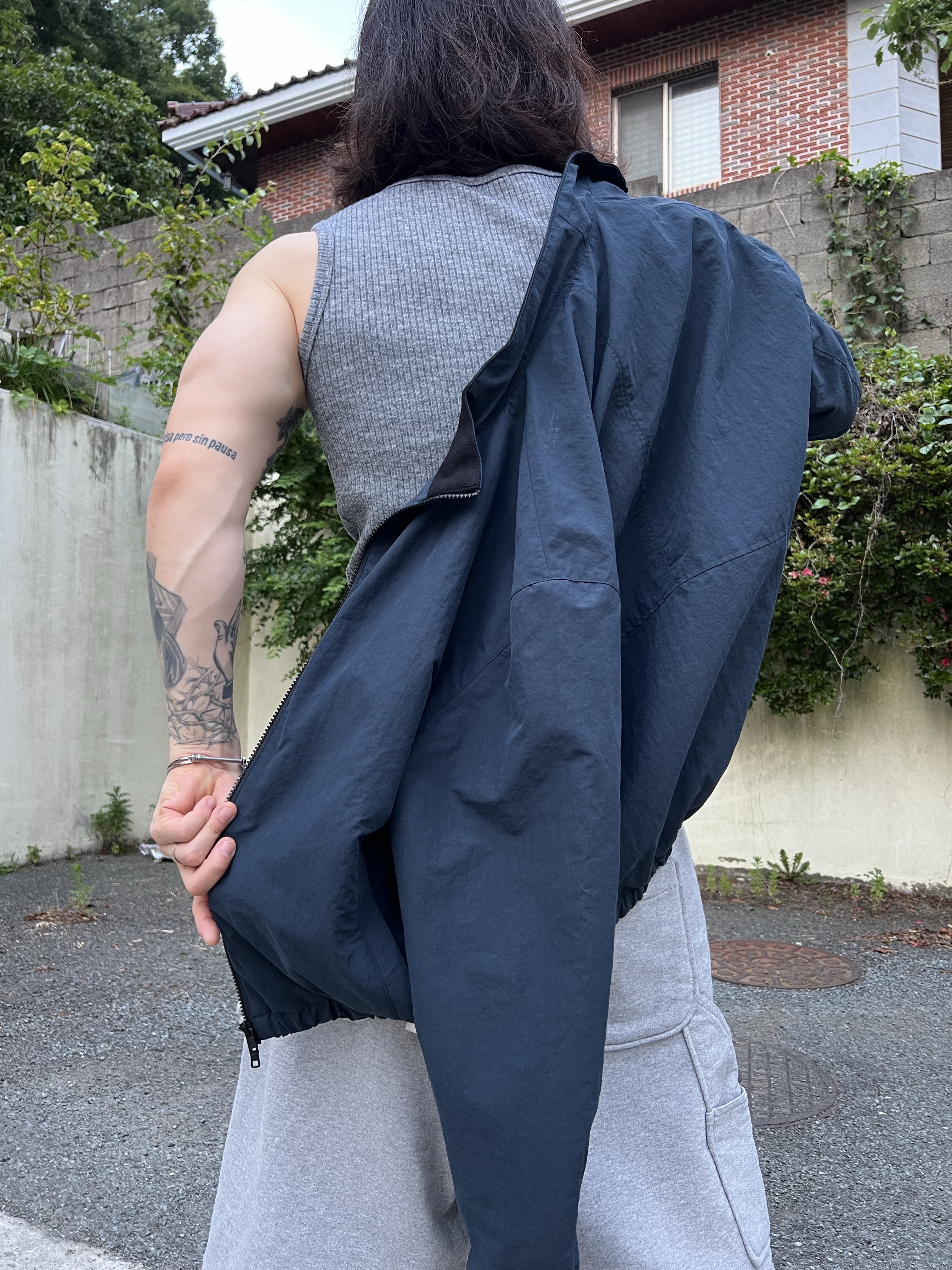 Oofos x Andersson Bell OOriginal Flip Flop Black, MJD Wide Carpenter Bermuda Shorts Melange Grey 착용 스타일 - 6