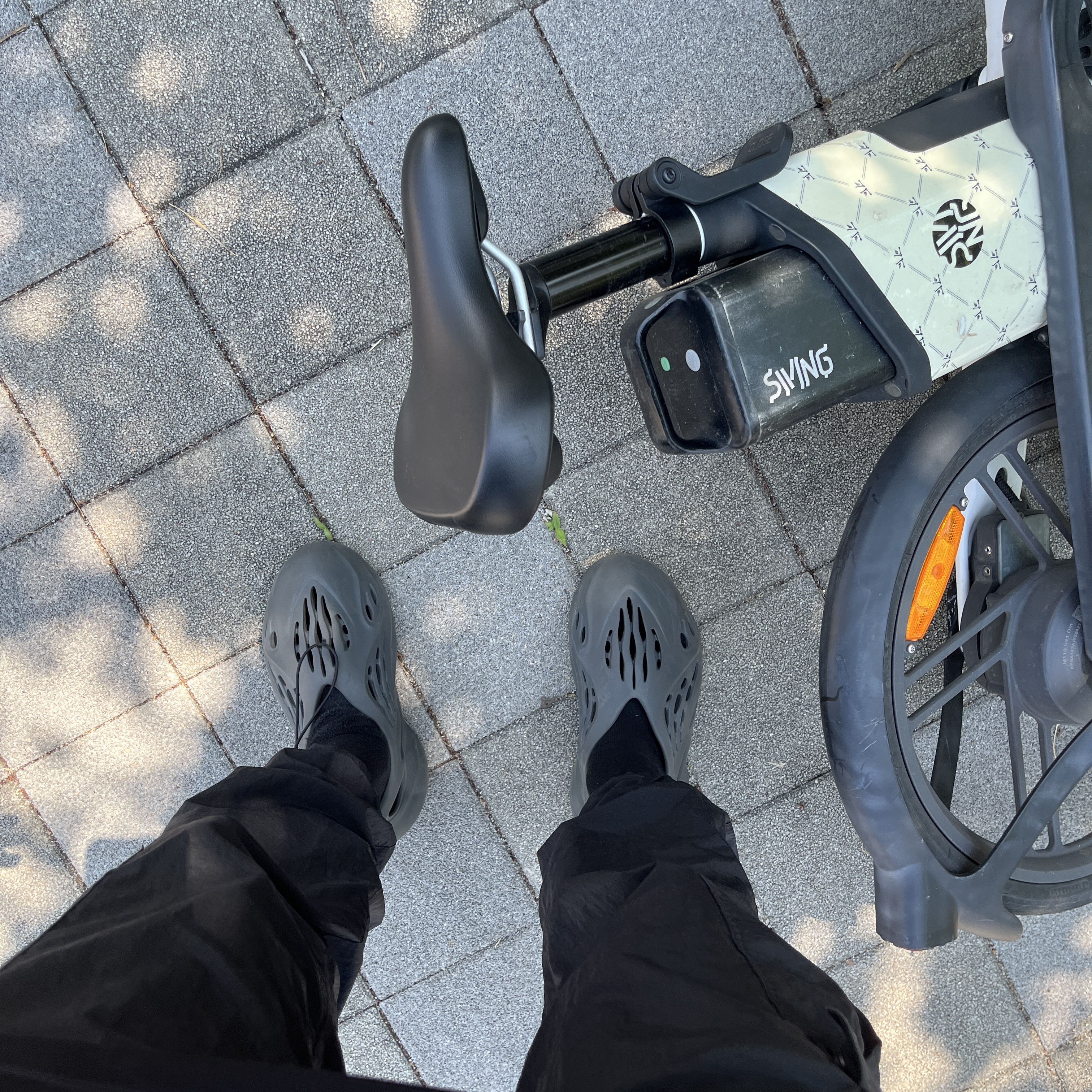 Adidas Yeezy Foam RNNR Carbon 착용 스타일