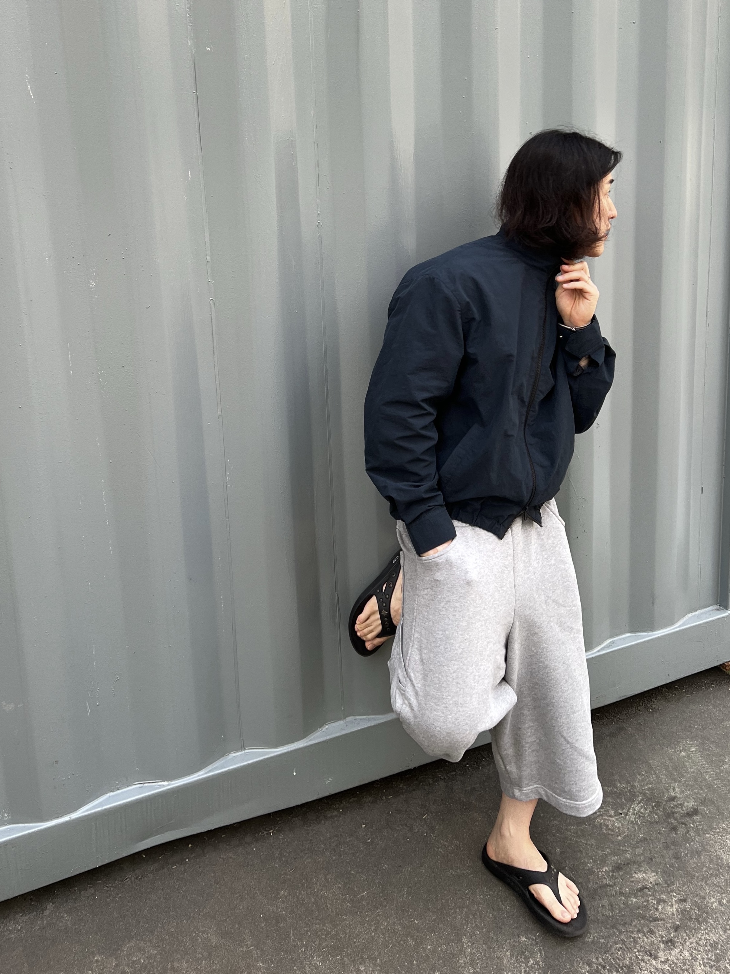 Oofos x Andersson Bell OOriginal Flip Flop Black, MJD Wide Carpenter Bermuda Shorts Melange Grey 착용 스타일 - 1