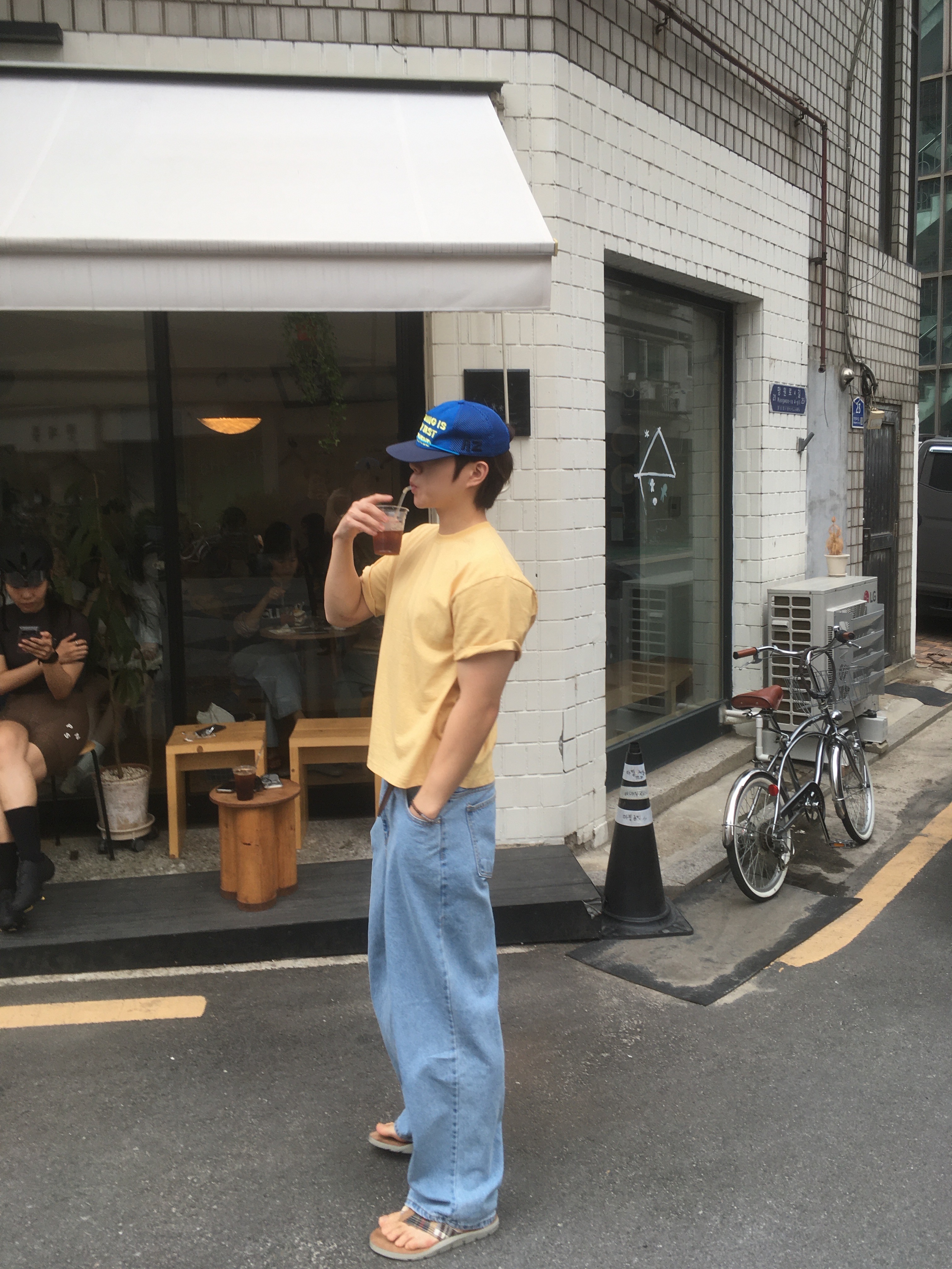 Alex Zono Running Is My Best Friend Trucker Blue, Island Slipper Classic Ultimate Suede Peanut Cognac 착용 스타일 - 1