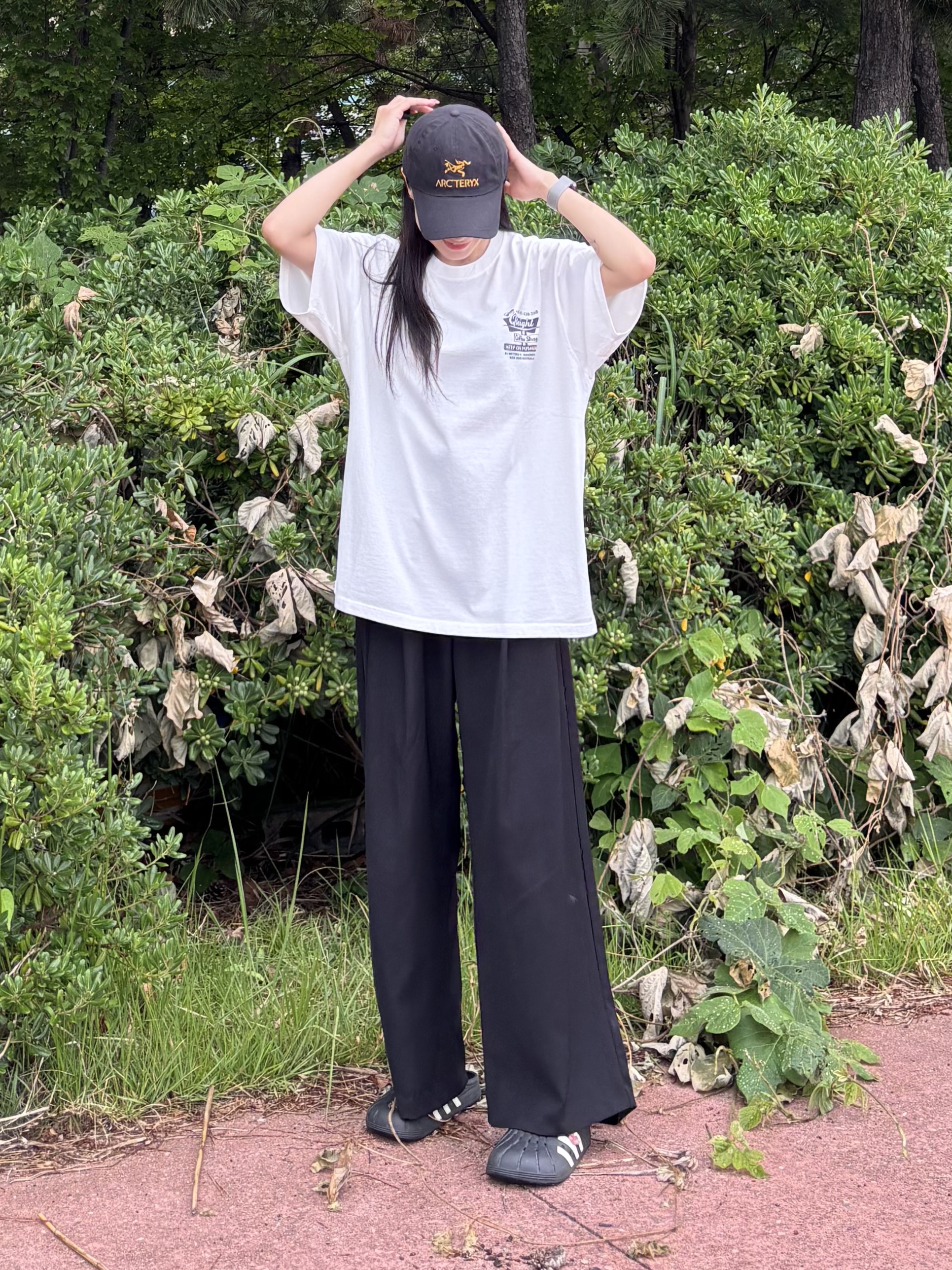 QT8 GARMENTS Coffee Shop Washed Tee Ivory 착용 스타일 - 3