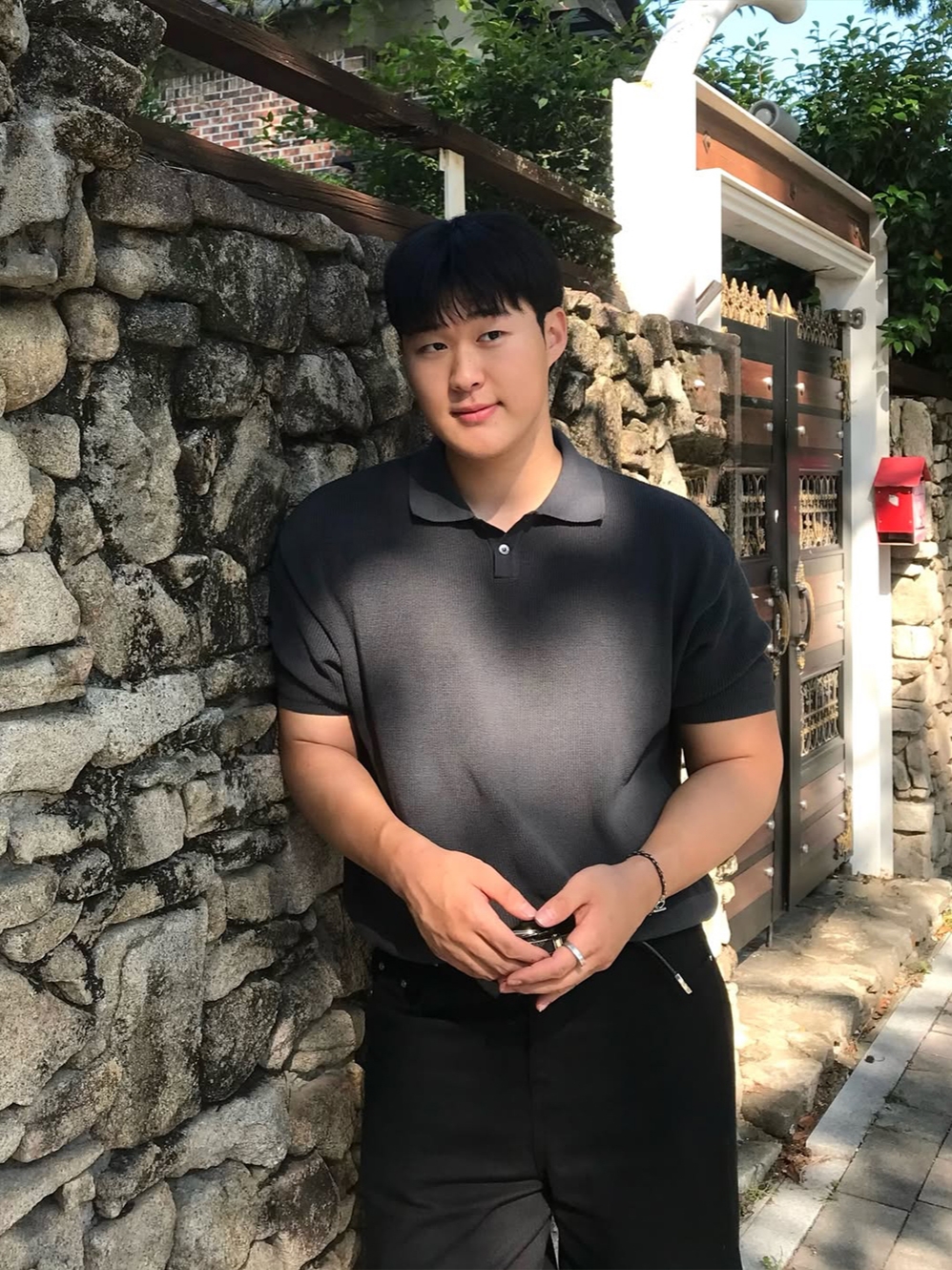 Knitted Coolever Crop Half Knit T-shirt Charcoal, Knitted Coolever PK Crop Half Knit T-shirt BLACK 착용 스타일 - 2