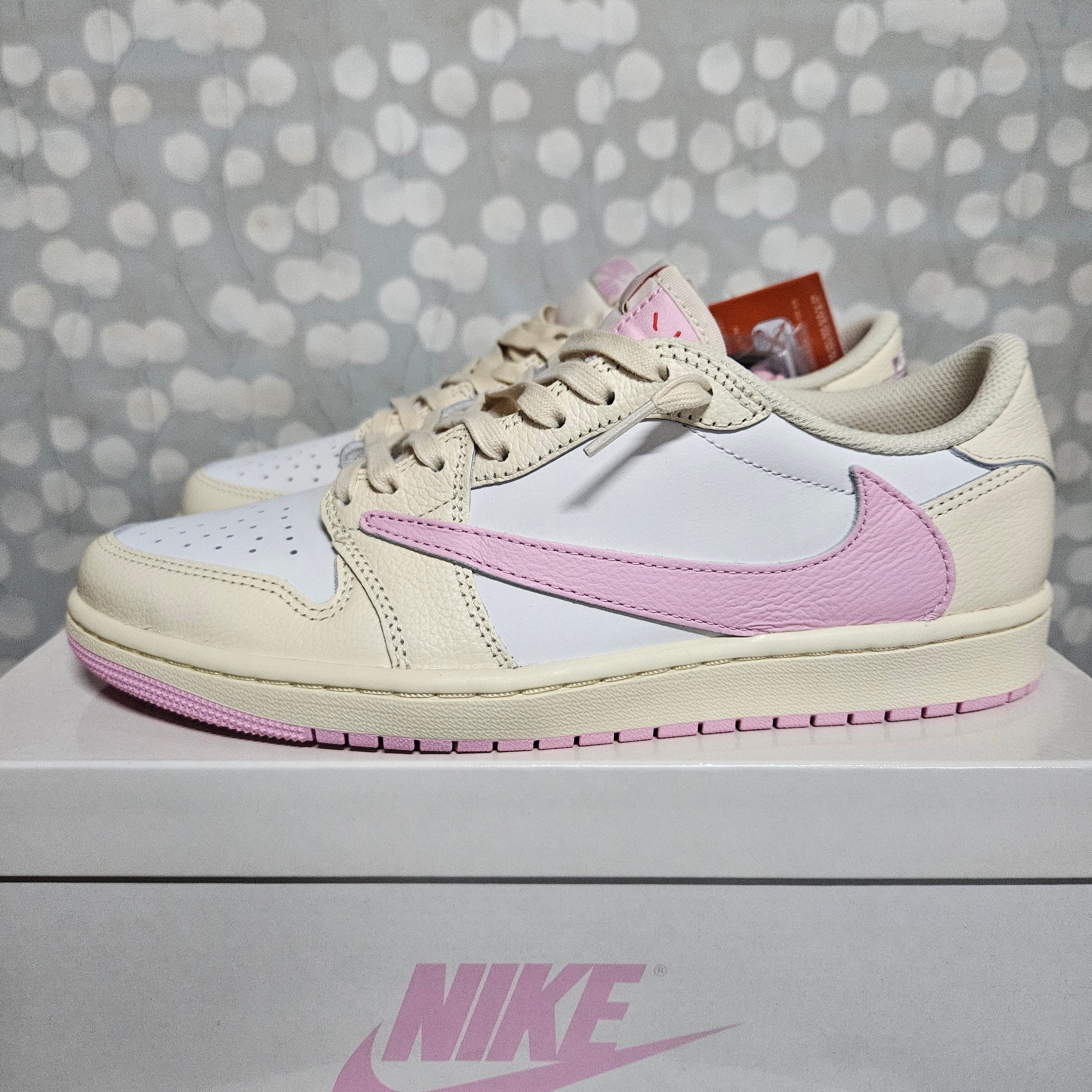 Jordan 1 x Travis Scott Retro Low OG SP Muslin Shy Pink 착용 스타일 - 1