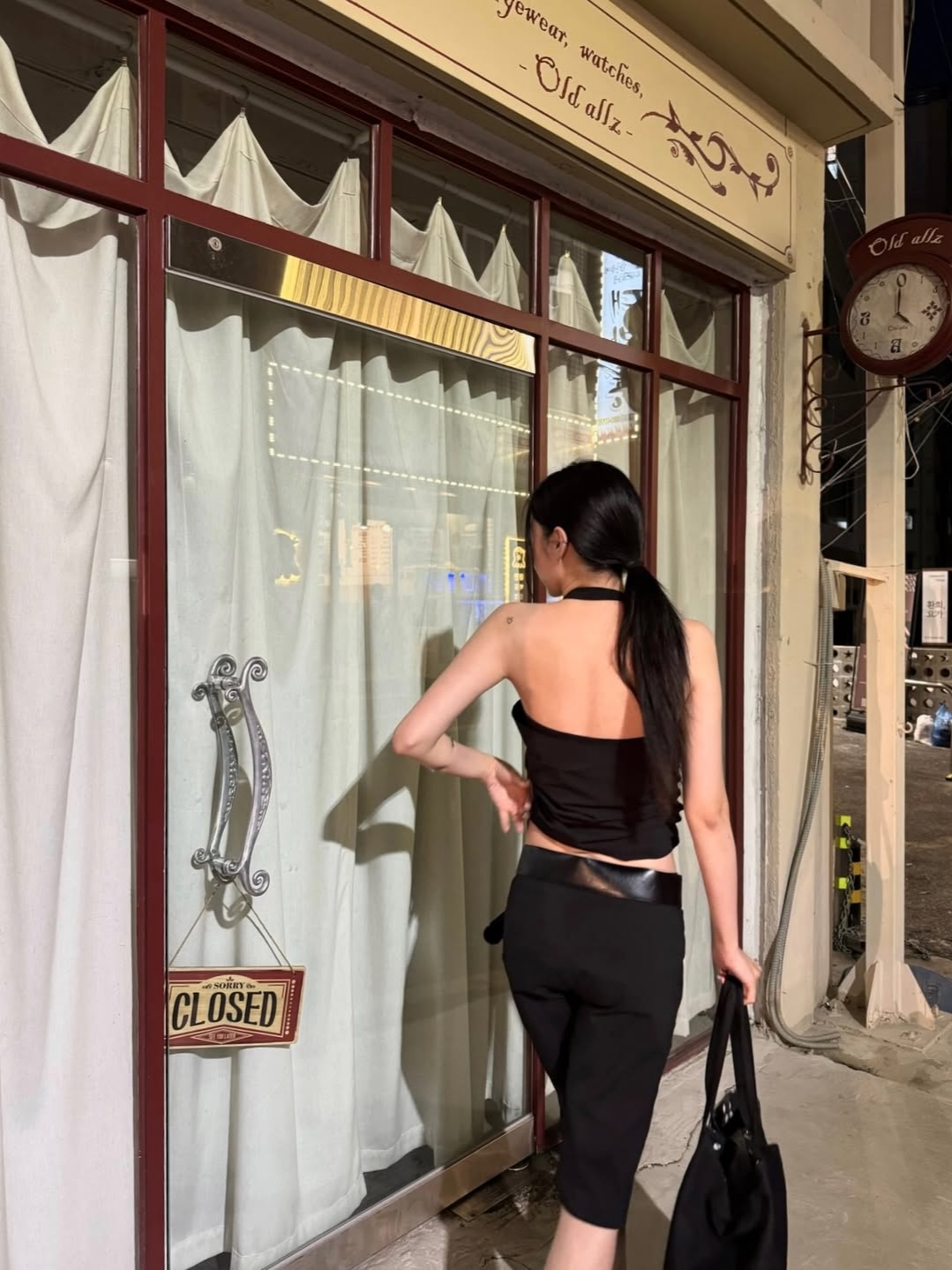VOONT Diagonal Panel Halter Sleeveless (BLACK) 착용 스타일 - 2
