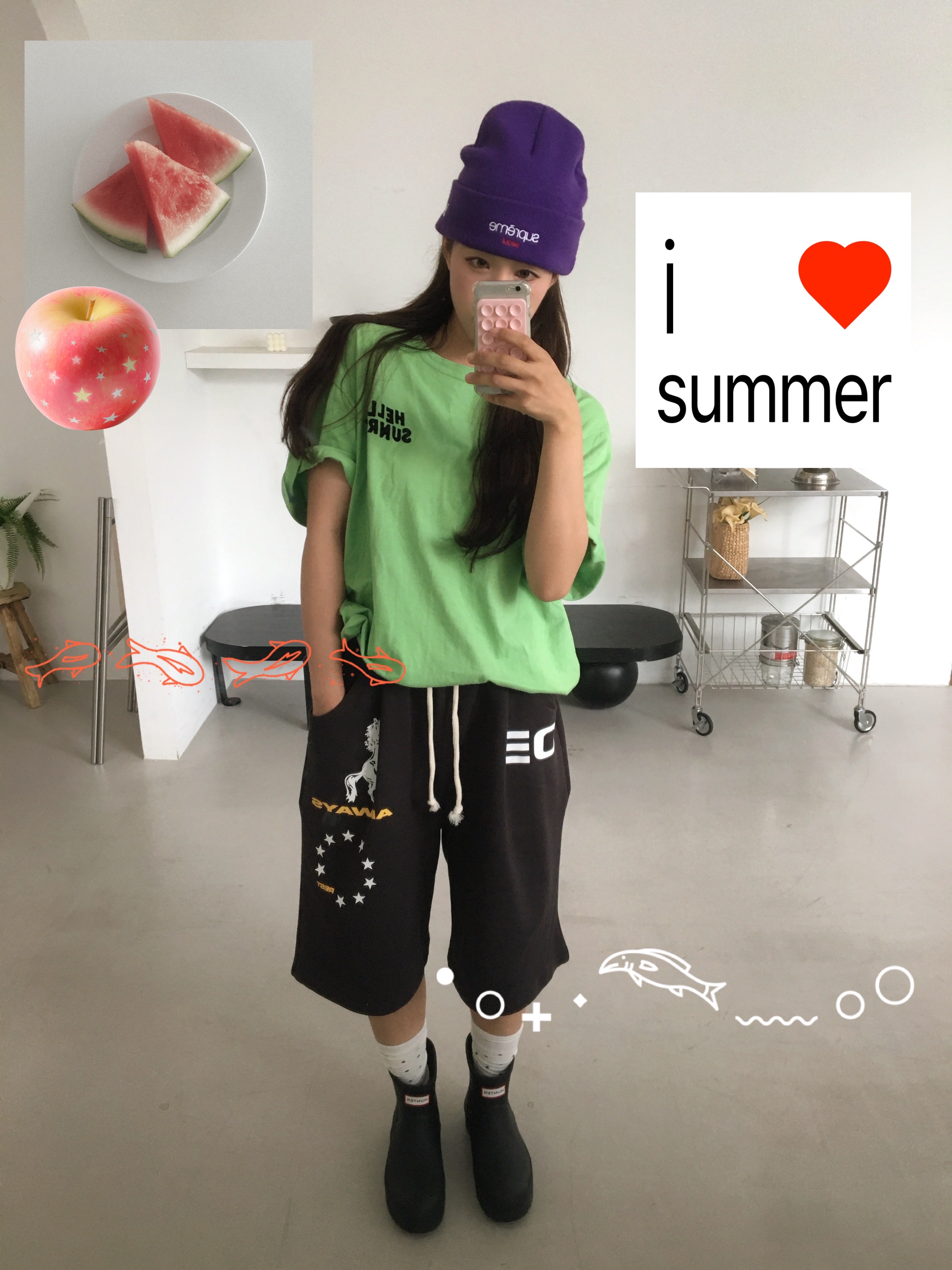 AMOU Horse One Tuck Bermuda Pants Black, Hello Sunrise Volume Typo Tee Light Green 착용 스타일