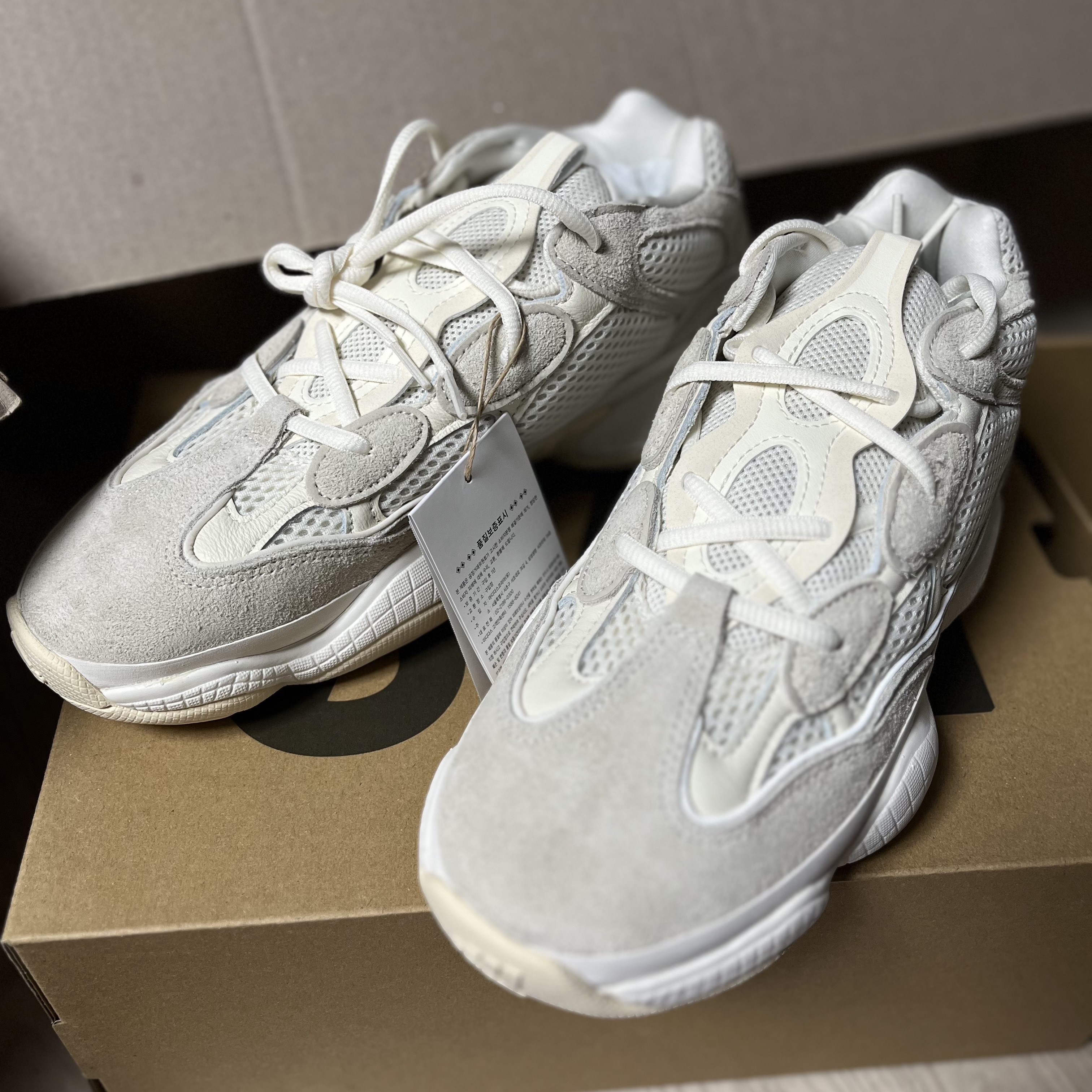 Adidas Yeezy 500 Bone White 착용 스타일