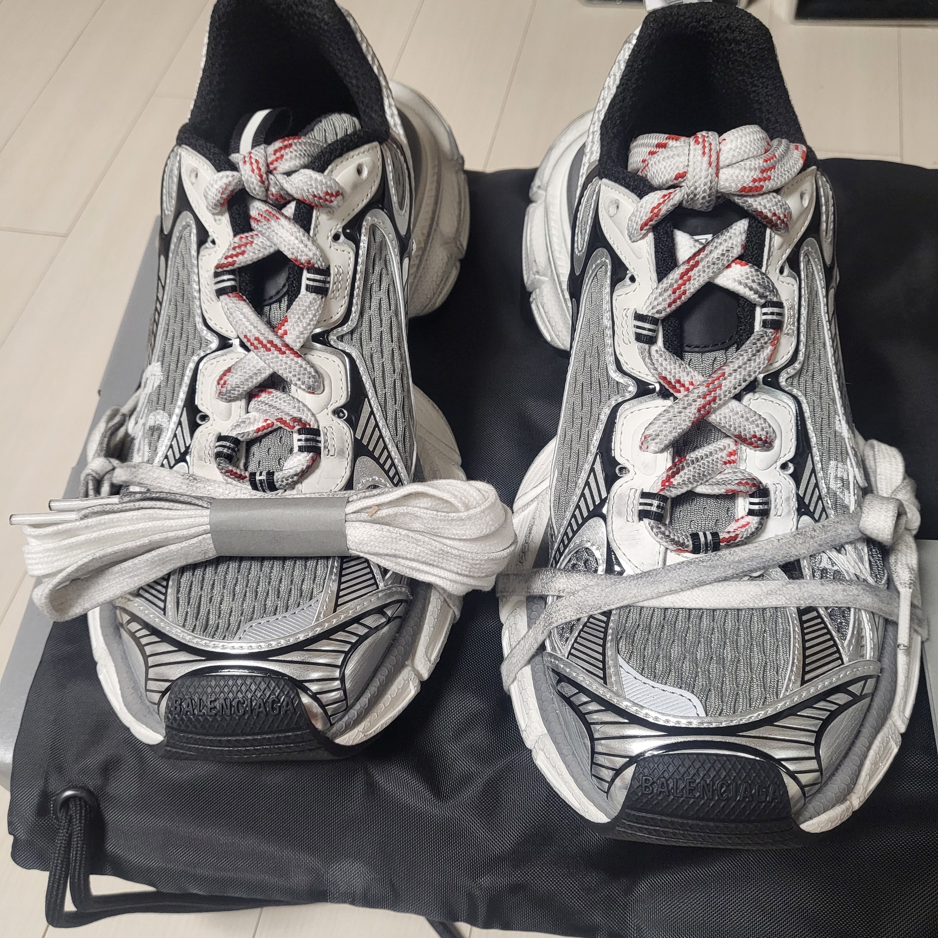 Balenciaga 3XL Split Logo Sneakers White Navy 착용 스타일 - 1