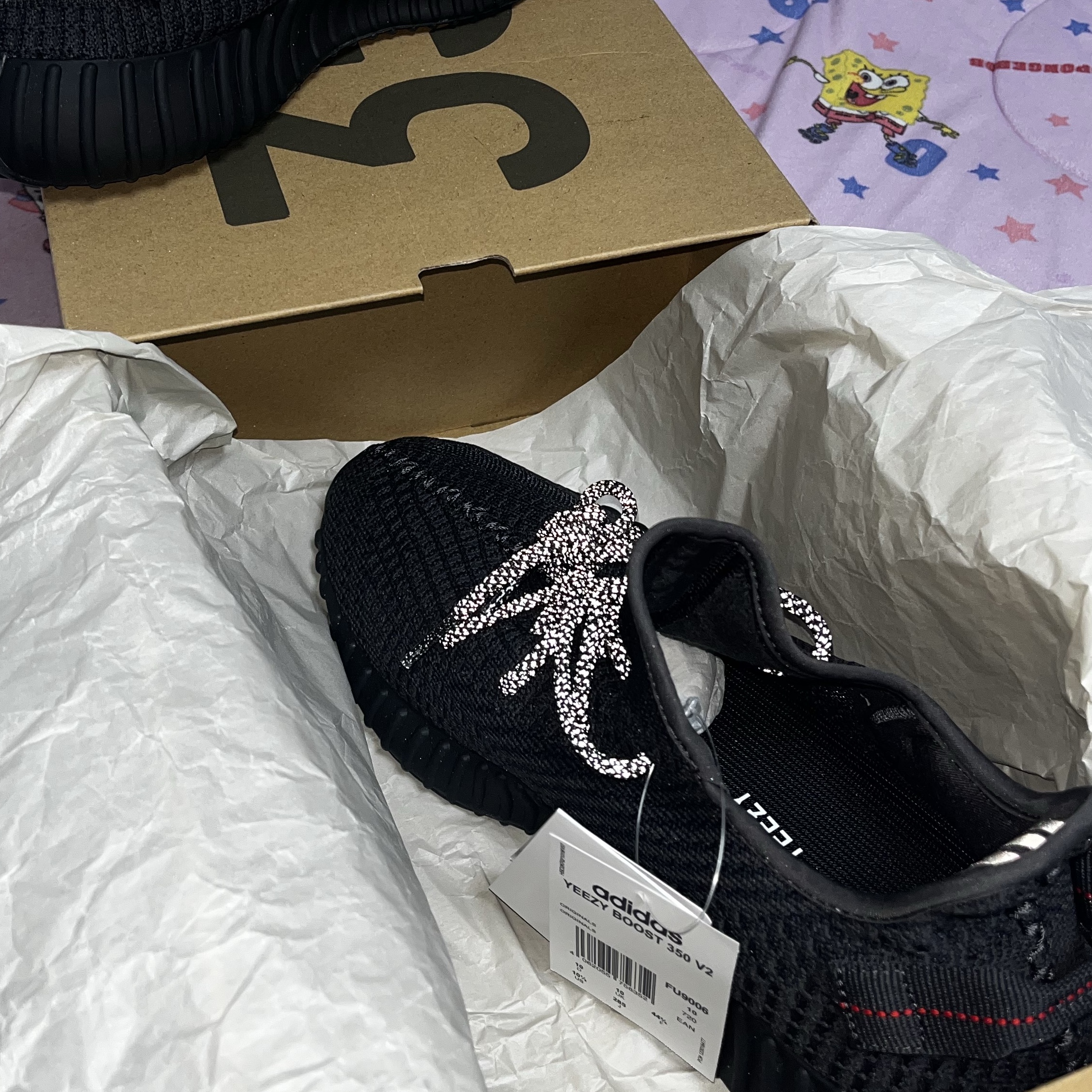 Adidas Yeezy Boost 350 V2 Black - Non-Reflective 착용 스타일