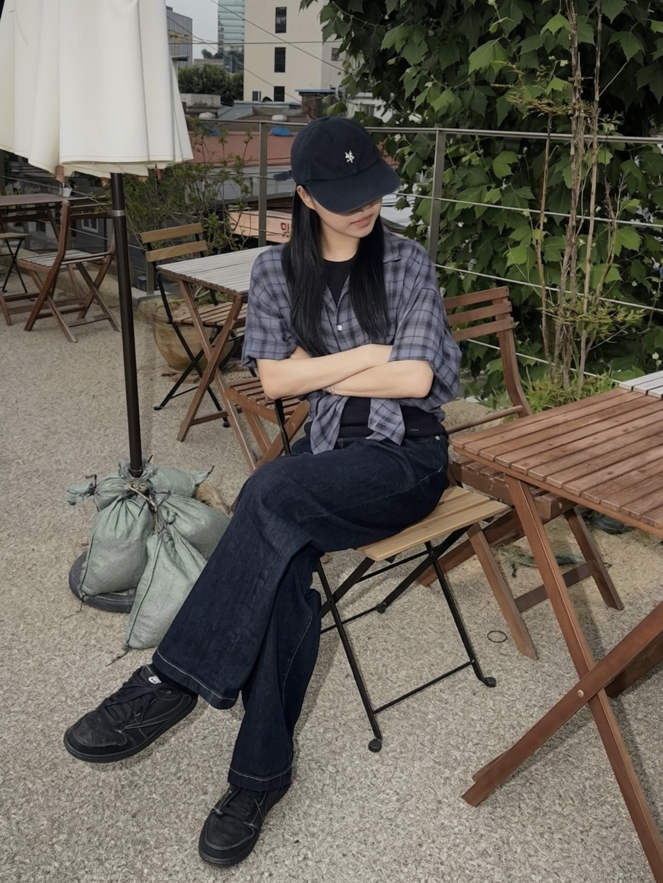 Jordan 1 x Travis Scott Retro Low OG SP Black Phantom, [예약 배송] Sunday Ceremony Sy Classic Vintage Logo Cap - Navy 착용 스타일 - 1