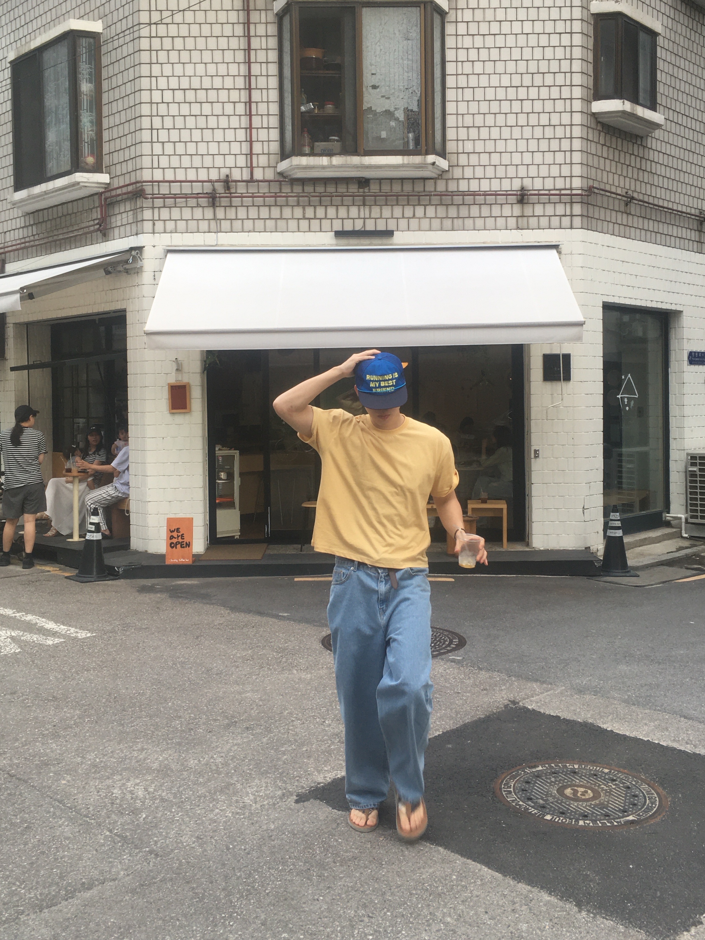Alex Zono Running Is My Best Friend Trucker Blue, Island Slipper Classic Ultimate Suede Peanut Cognac 착용 스타일 - 4