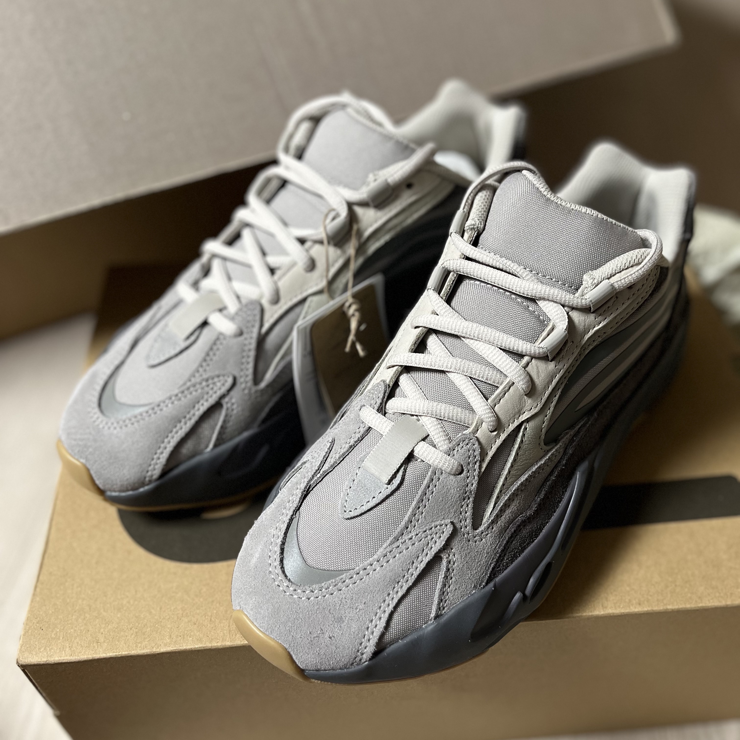Adidas Yeezy Boost 700 V2 Tephra 2023 착용 스타일