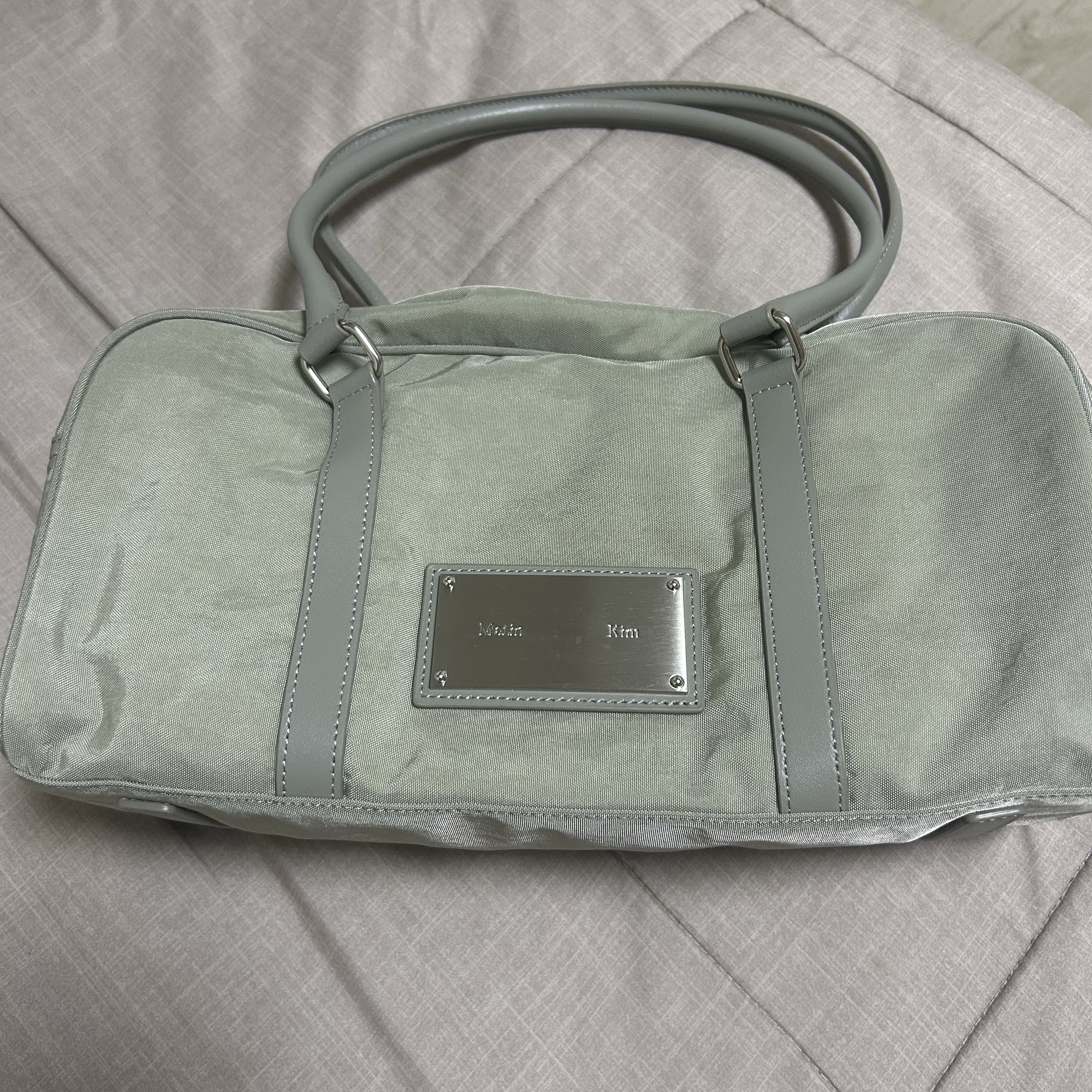 Matin Kim Sporty Tote Bag Light Khaki 착용 스타일