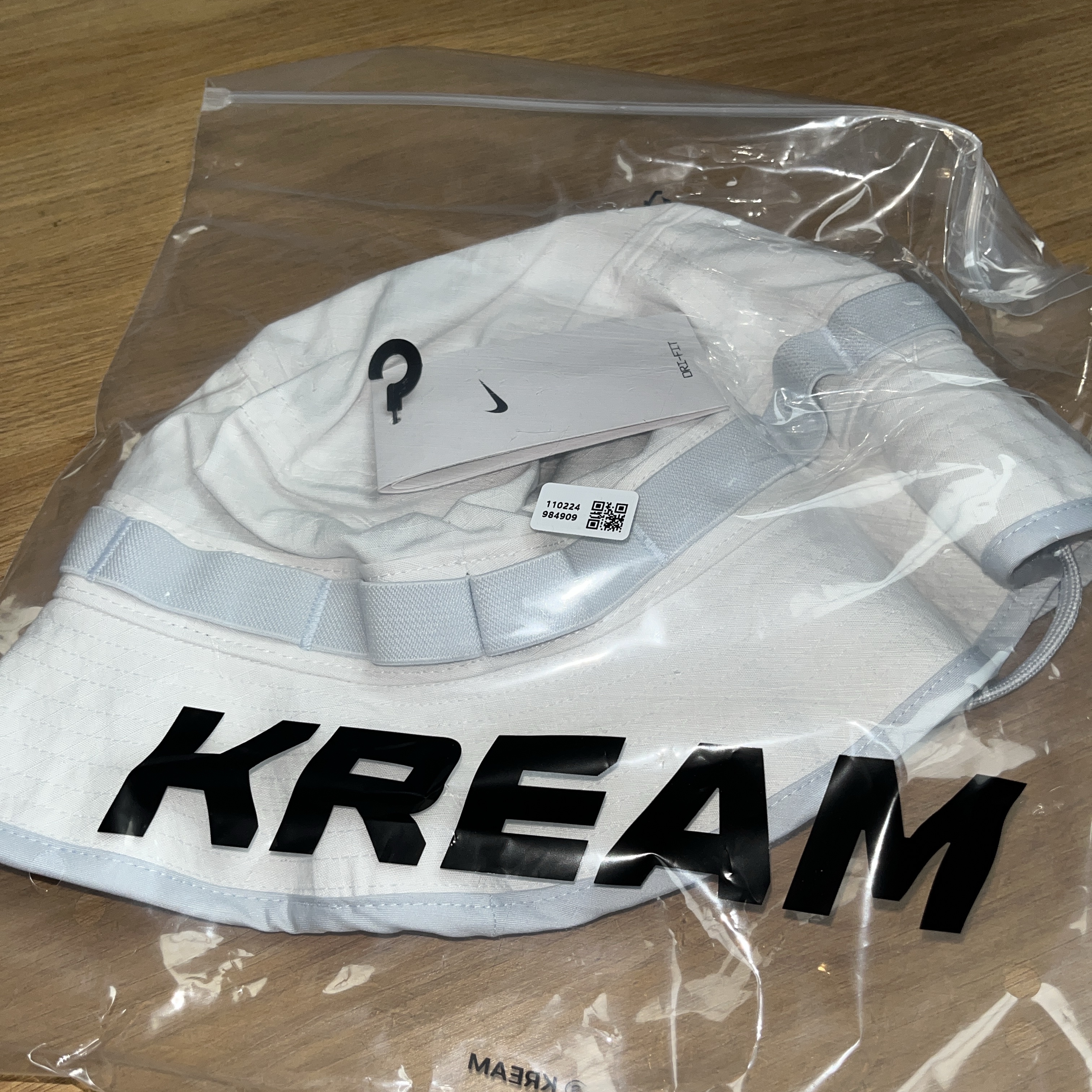 Nike Dri-Fit Apex Bucket Hat White Pure Platinum 착용 스타일