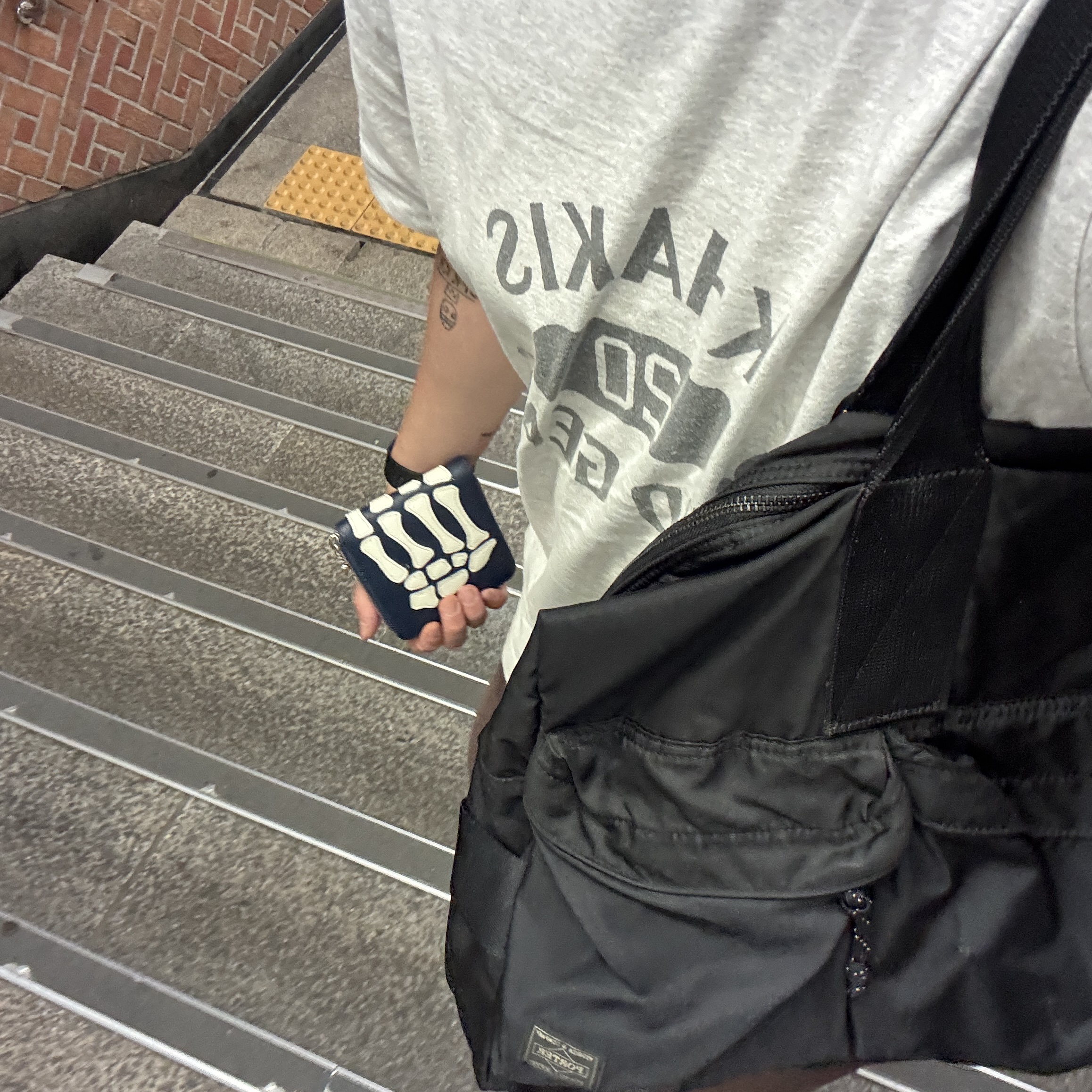 Kapital Thumbs Up Bone Hand Zip Wallet Navy 착용 스타일