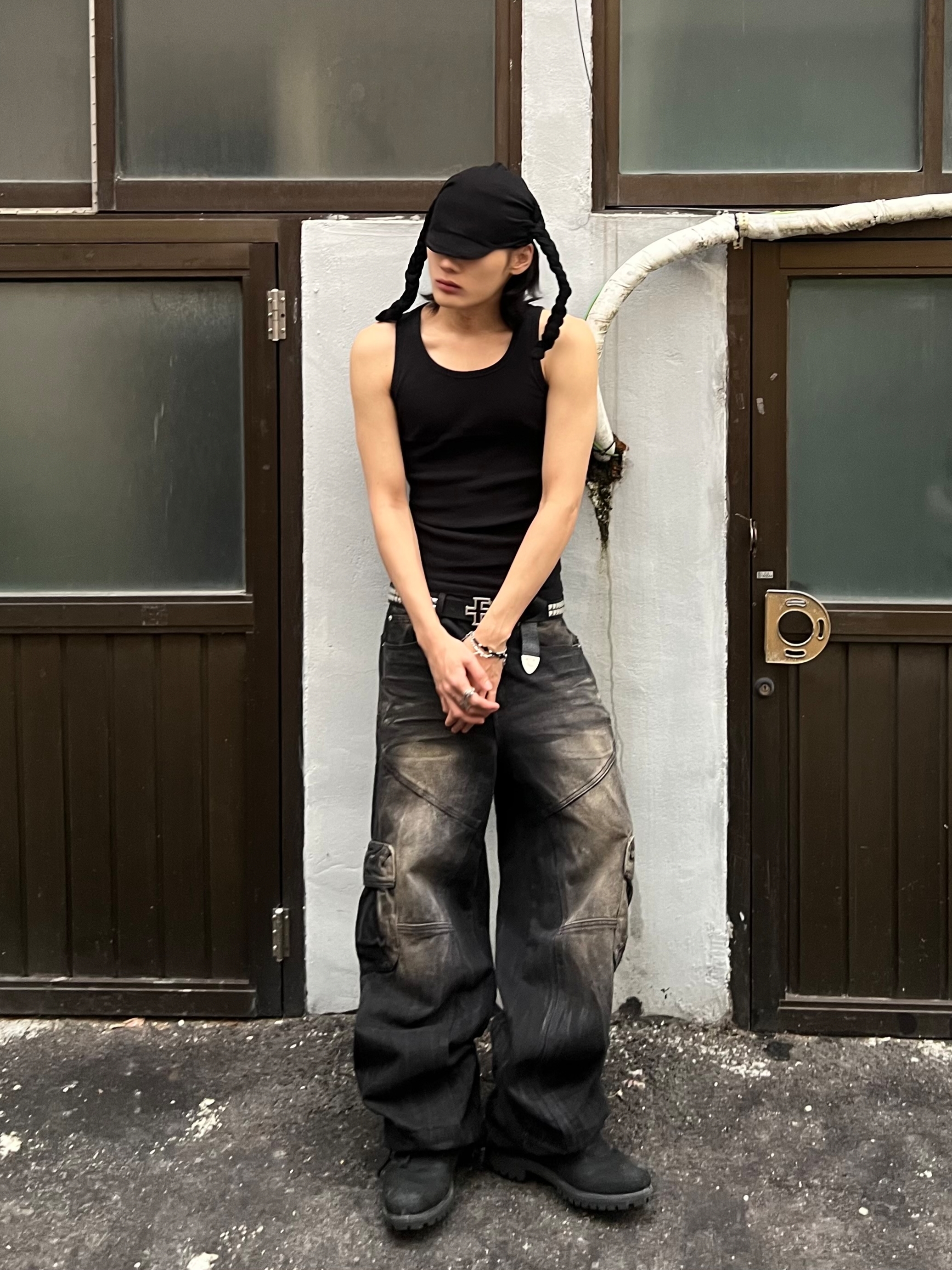 Farfromwhat Far Washed Black Cargo, Farfromwhat Stone Cross Bracelet_Black 착용 스타일