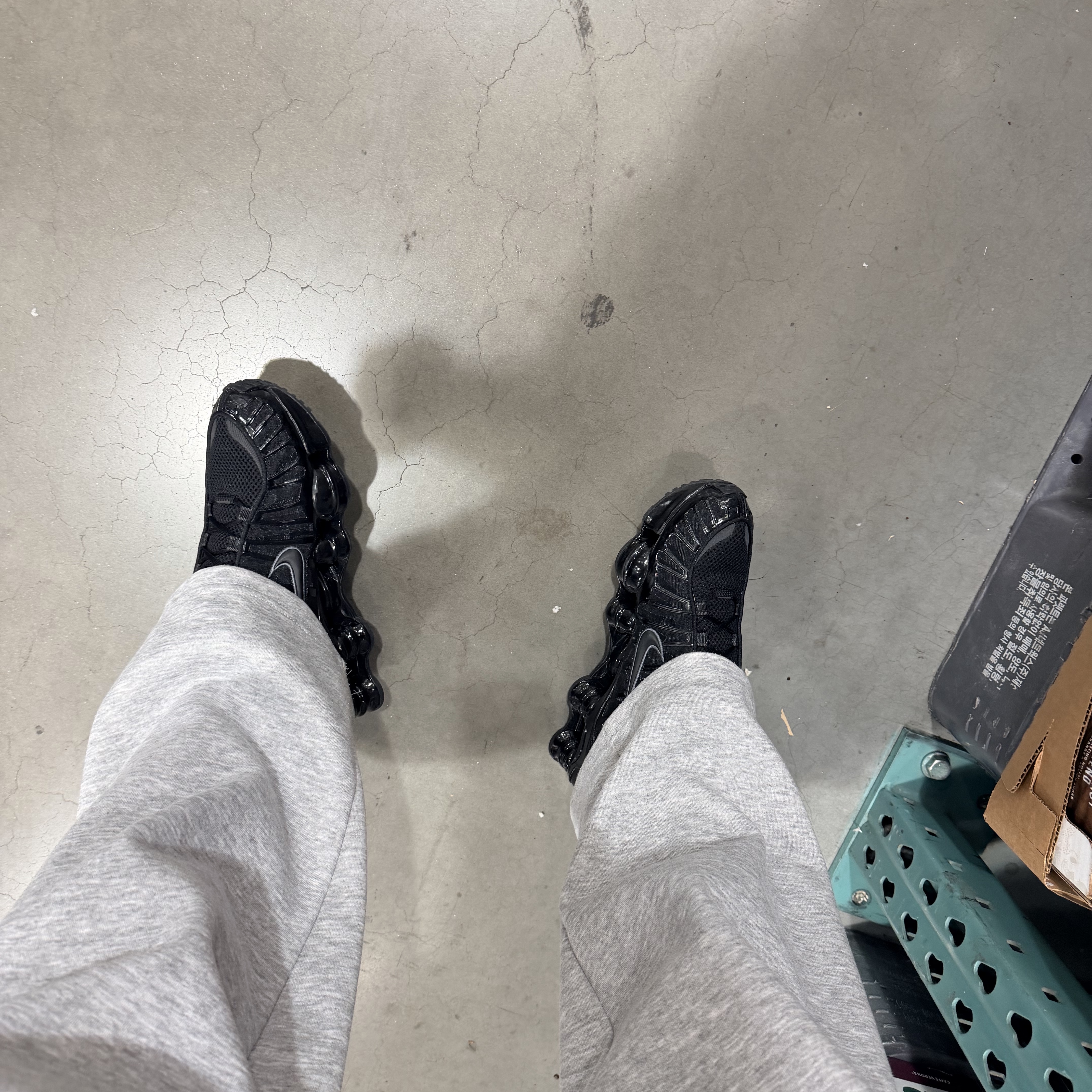 Nike Shox TL Black Metallic Hematite 착용 스타일 - 2