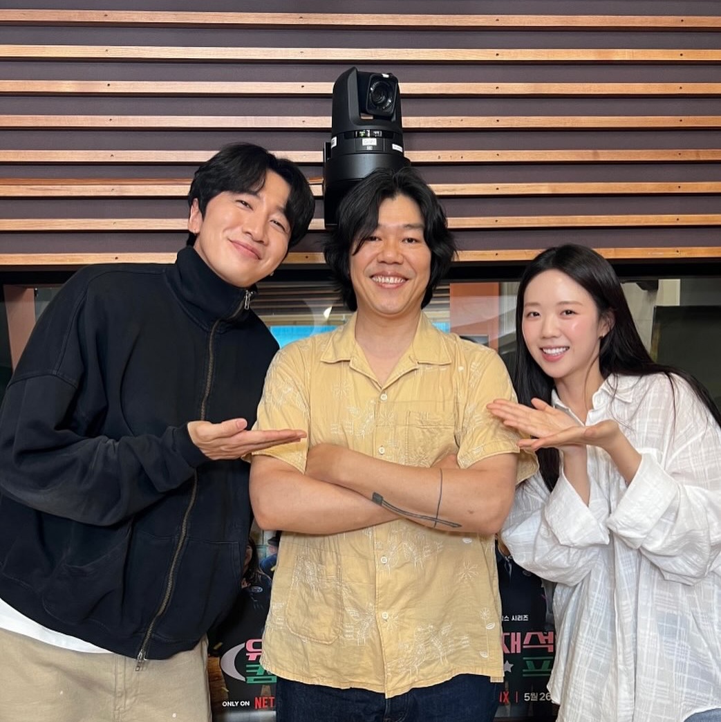 Undermycar Mu.94 Anti Fxxking Logo Play Brush Washed High Neck Zip-up Black, Undermycar Mu.94 Anti Fxxking Logo Play Brush Washed High Neck Zip-up Olive 착용 스타일 - 1