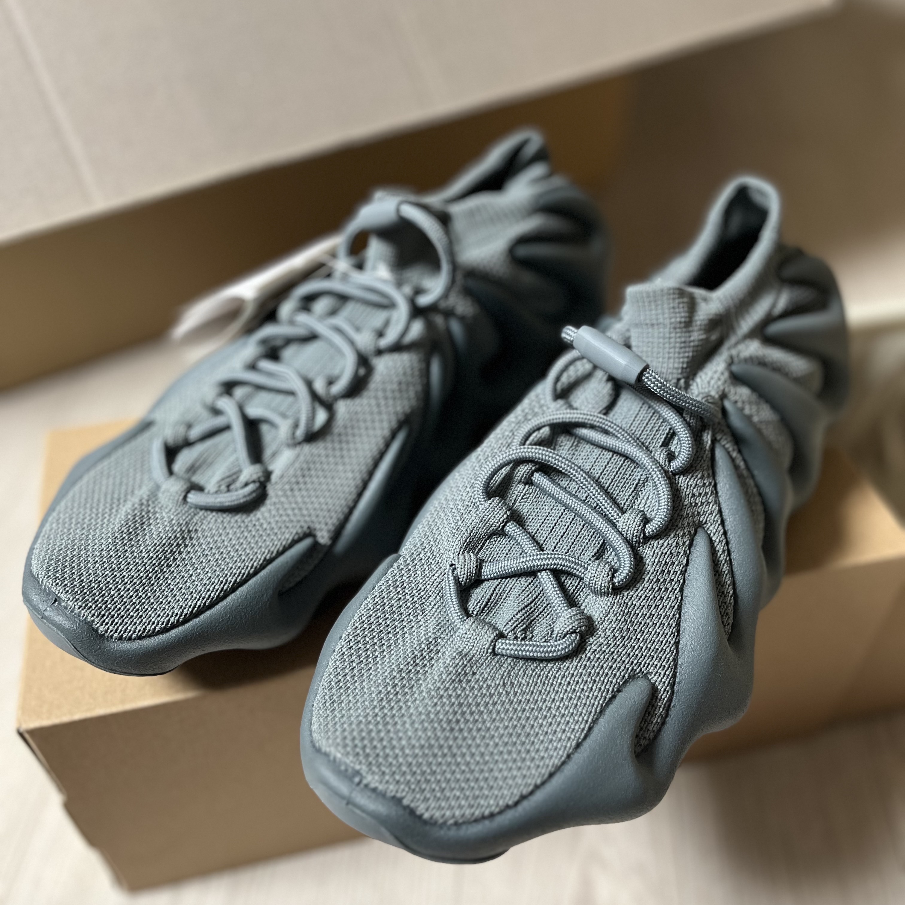 Adidas Yeezy 450 Stone Marine 착용 스타일