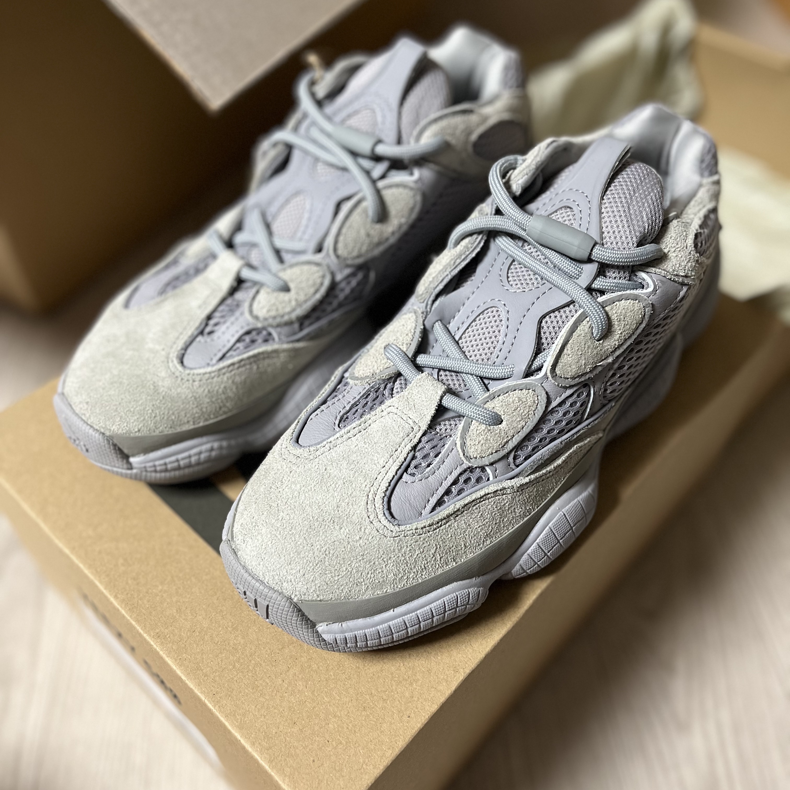 Adidas Yeezy 500 Stone Salt 착용 스타일