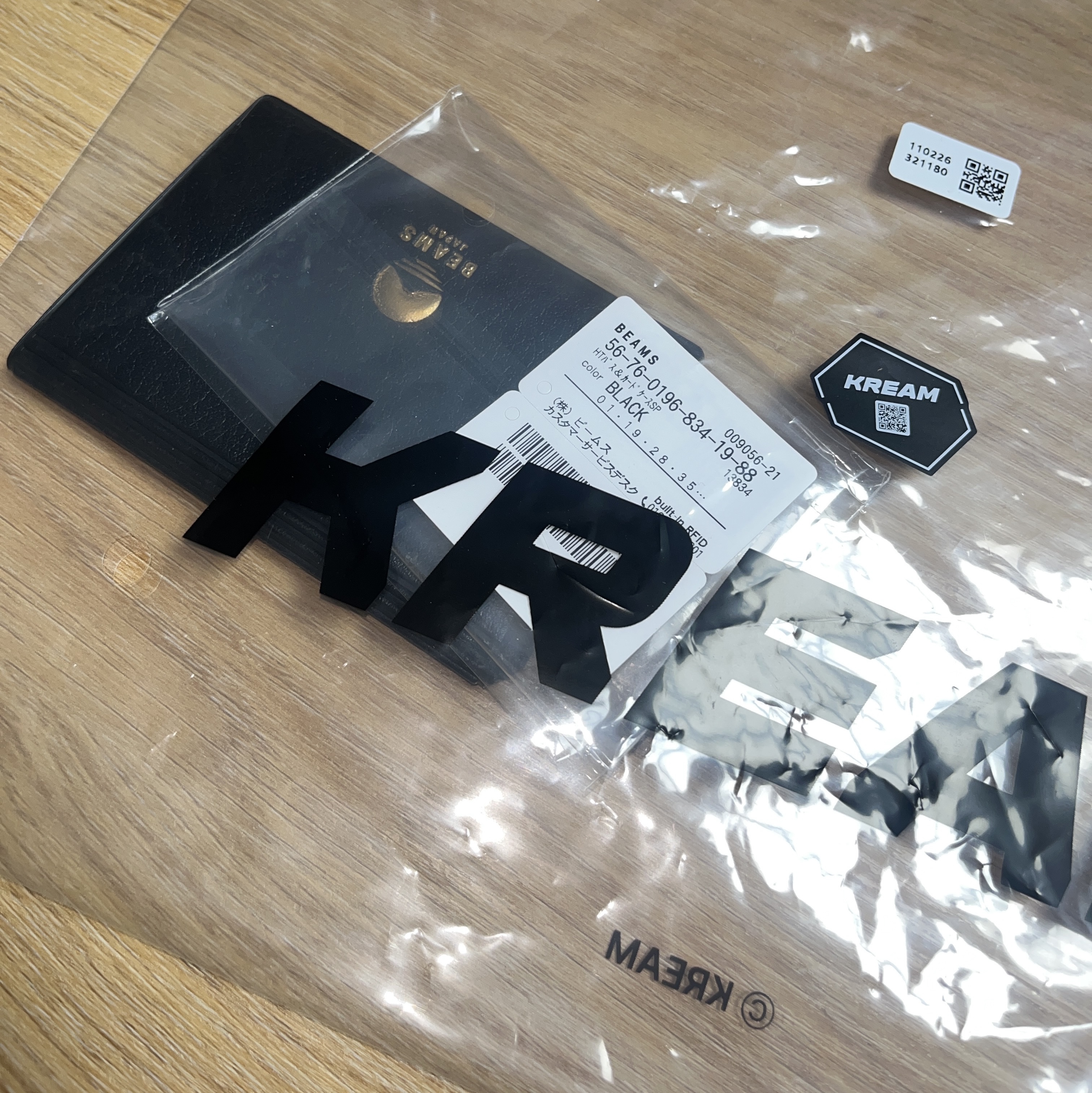 Beams x Hightide Special Order Pass & Card Case Black 착용 스타일