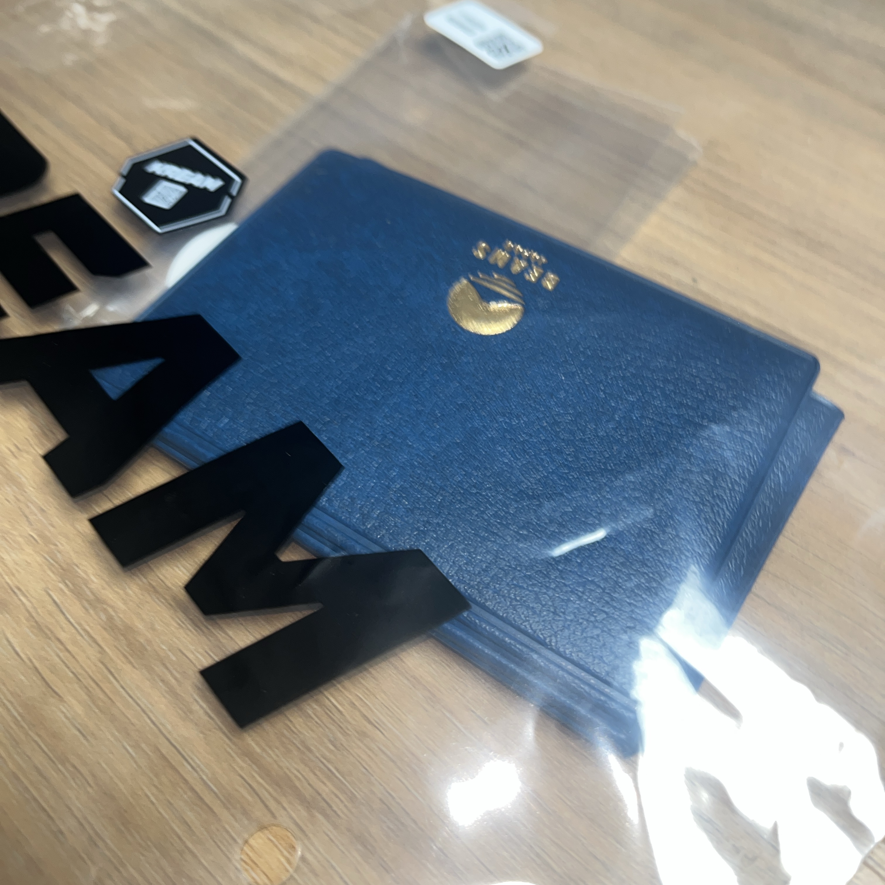 Beams x Hightide Special Order Pass & Card Case Navy 착용 스타일