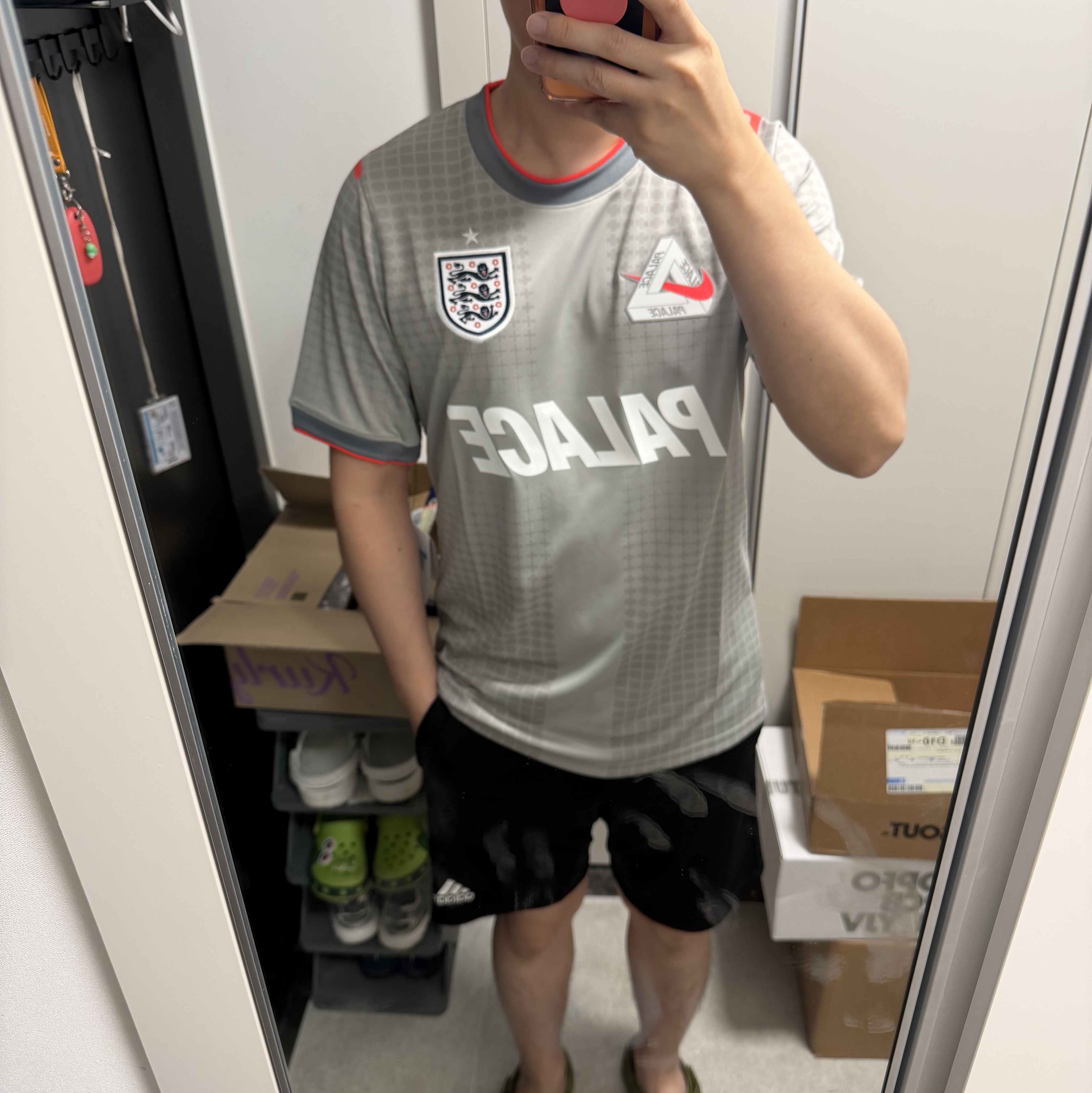 Palace x Nike England Dri-Fit Academy Pro Short Sleeve Football Top Pewter Grey Bright Crimson 착용 스타일
