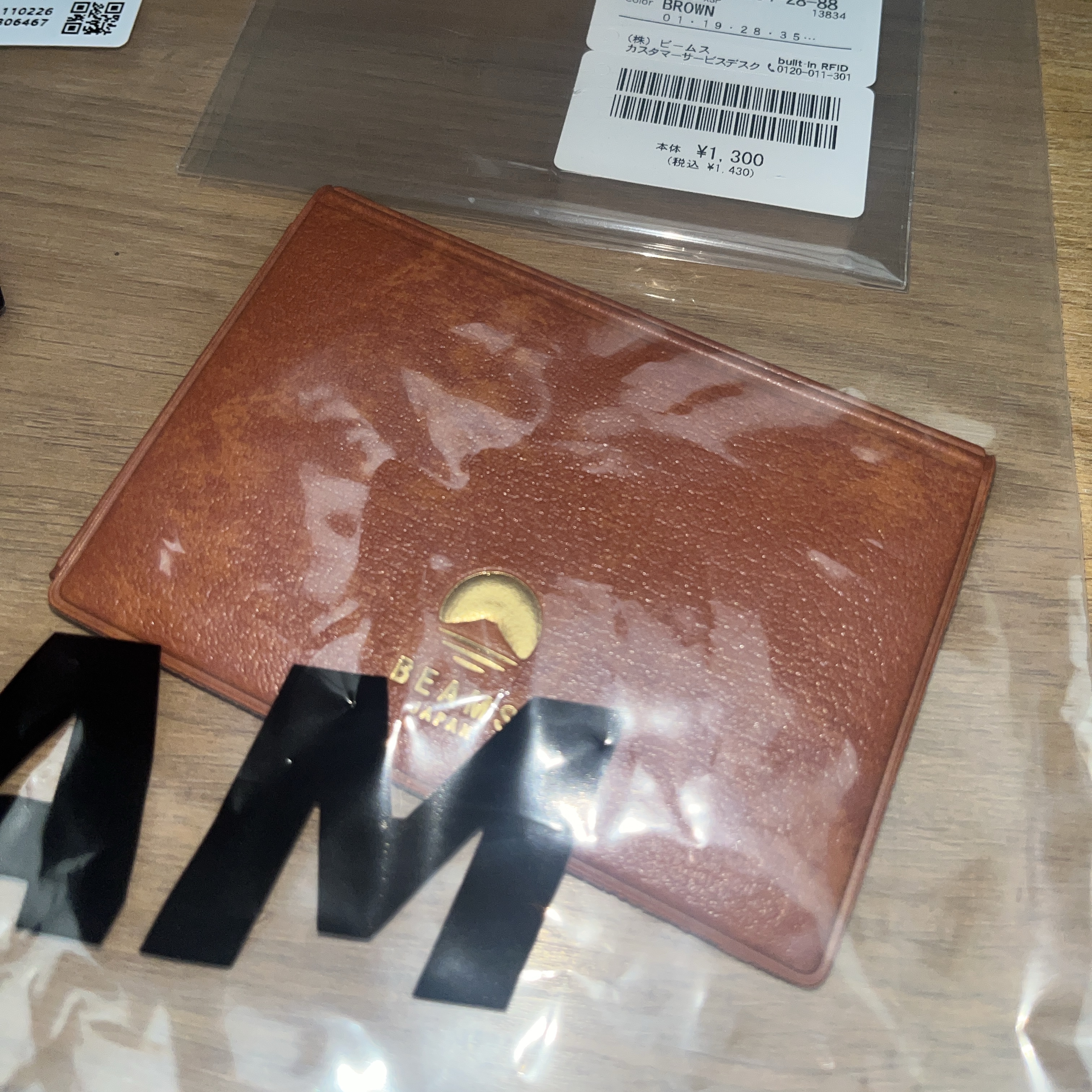 Beams x Hightide Special Order Pass & Card Case Brown 착용 스타일