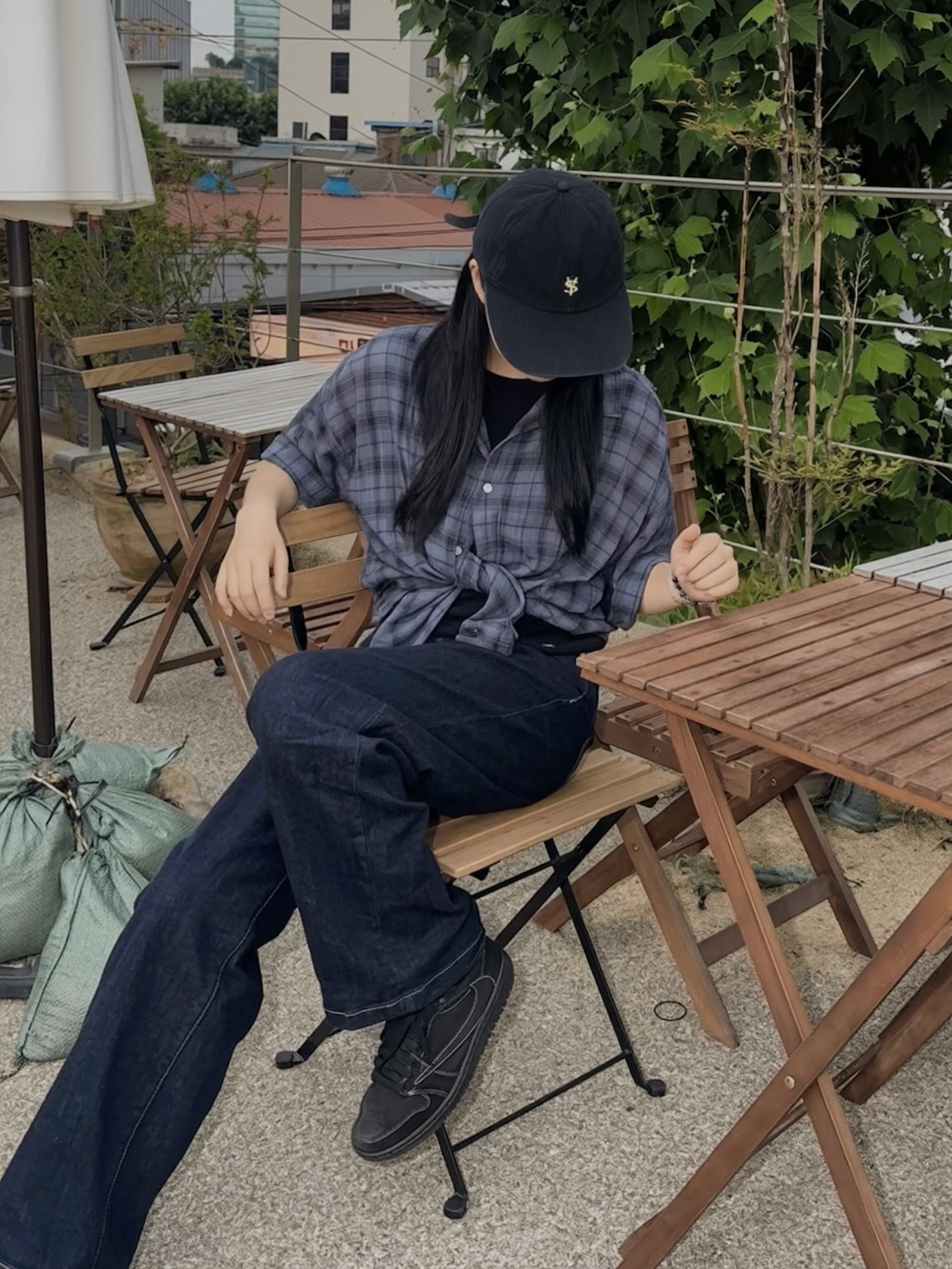 Jordan 1 x Travis Scott Retro Low OG SP Black Phantom, [예약 배송] Sunday Ceremony Sy Classic Vintage Logo Cap - Navy 착용 스타일 - 2