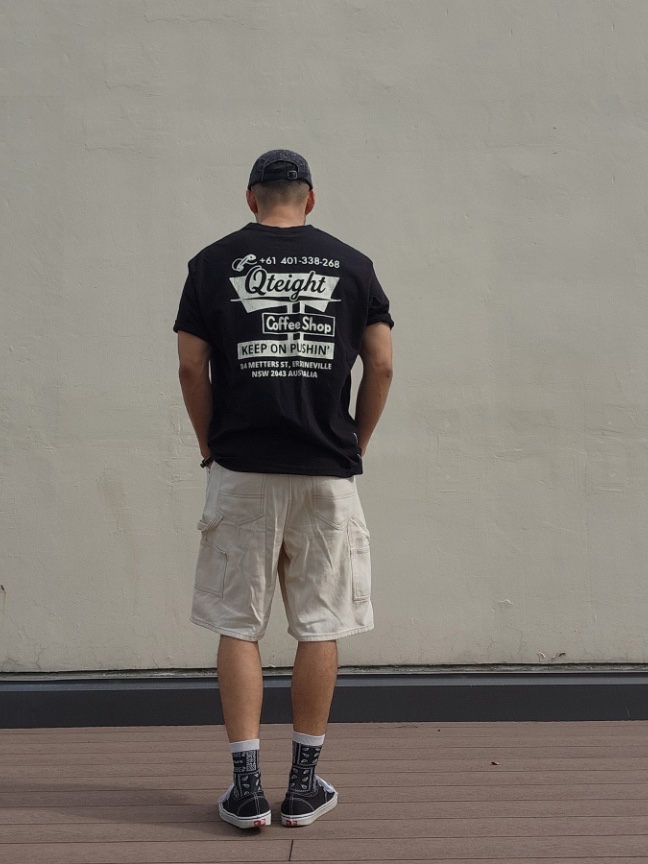 QT8 GARMENTS Coffee Shop Washed Tee Black 착용 스타일 - 2