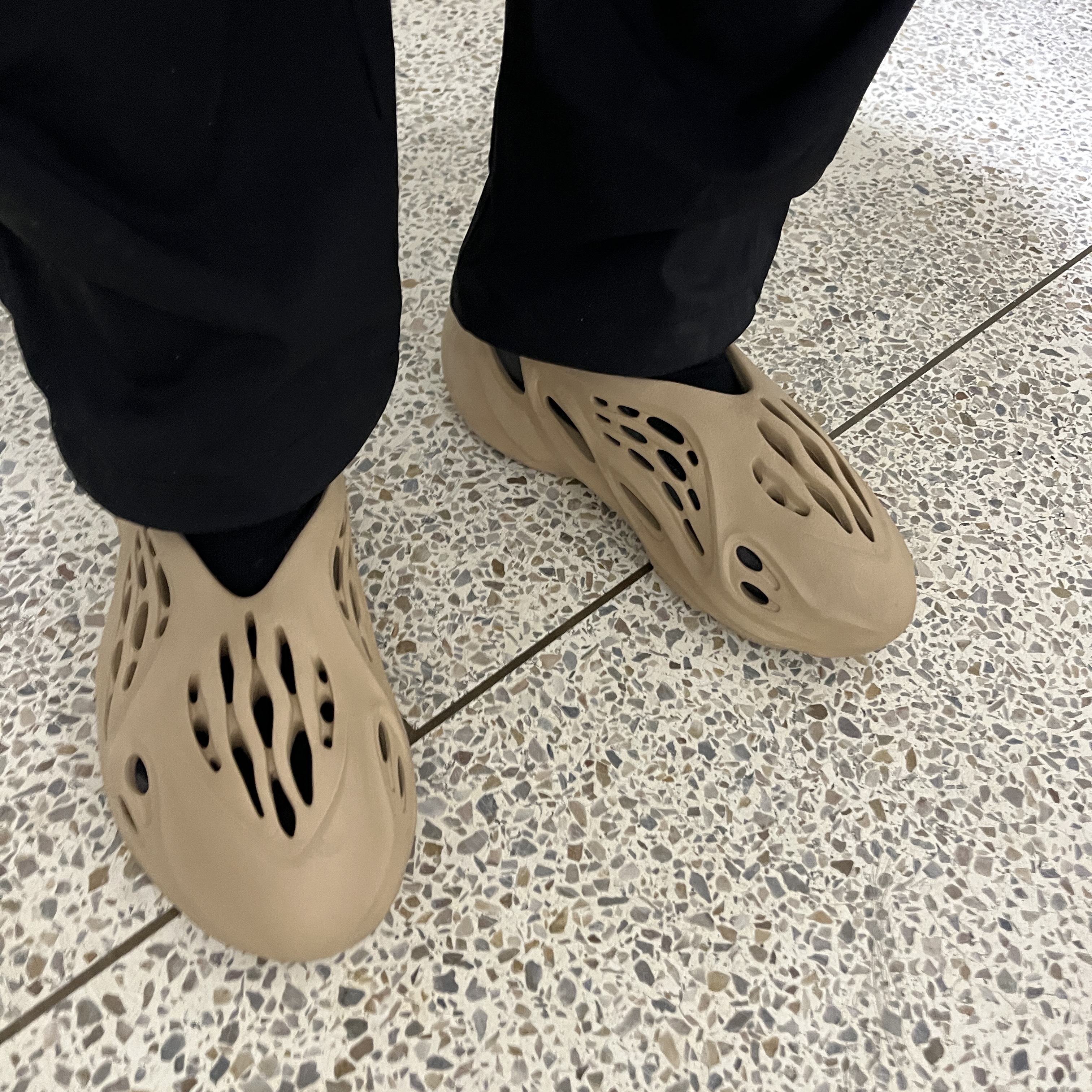 Adidas Yeezy Foam RNNR Ochre 착용 스타일