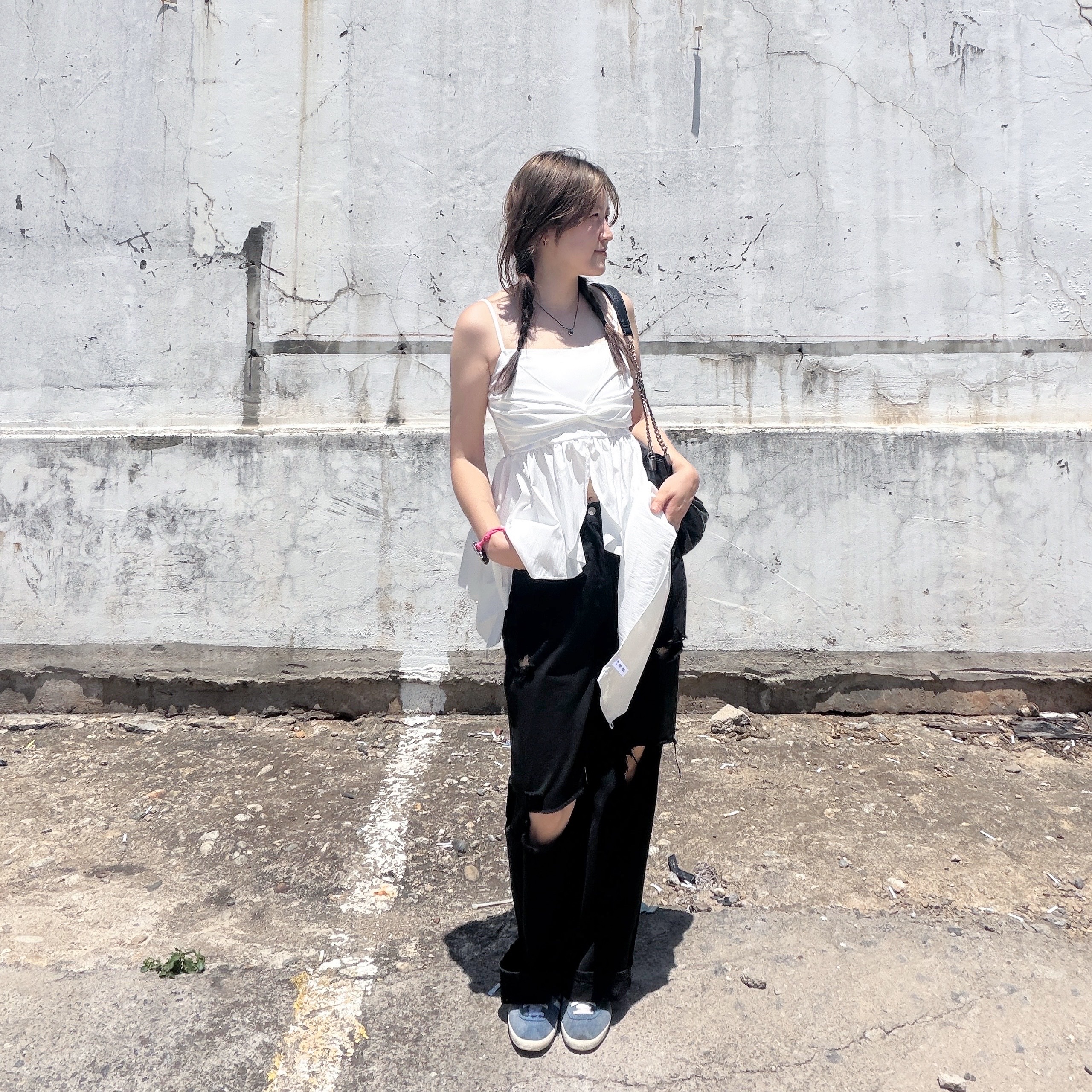 Zara Rock Style Flap Shoulder Bag Black, Adidas Gazelle Blue 착용 스타일 - 3