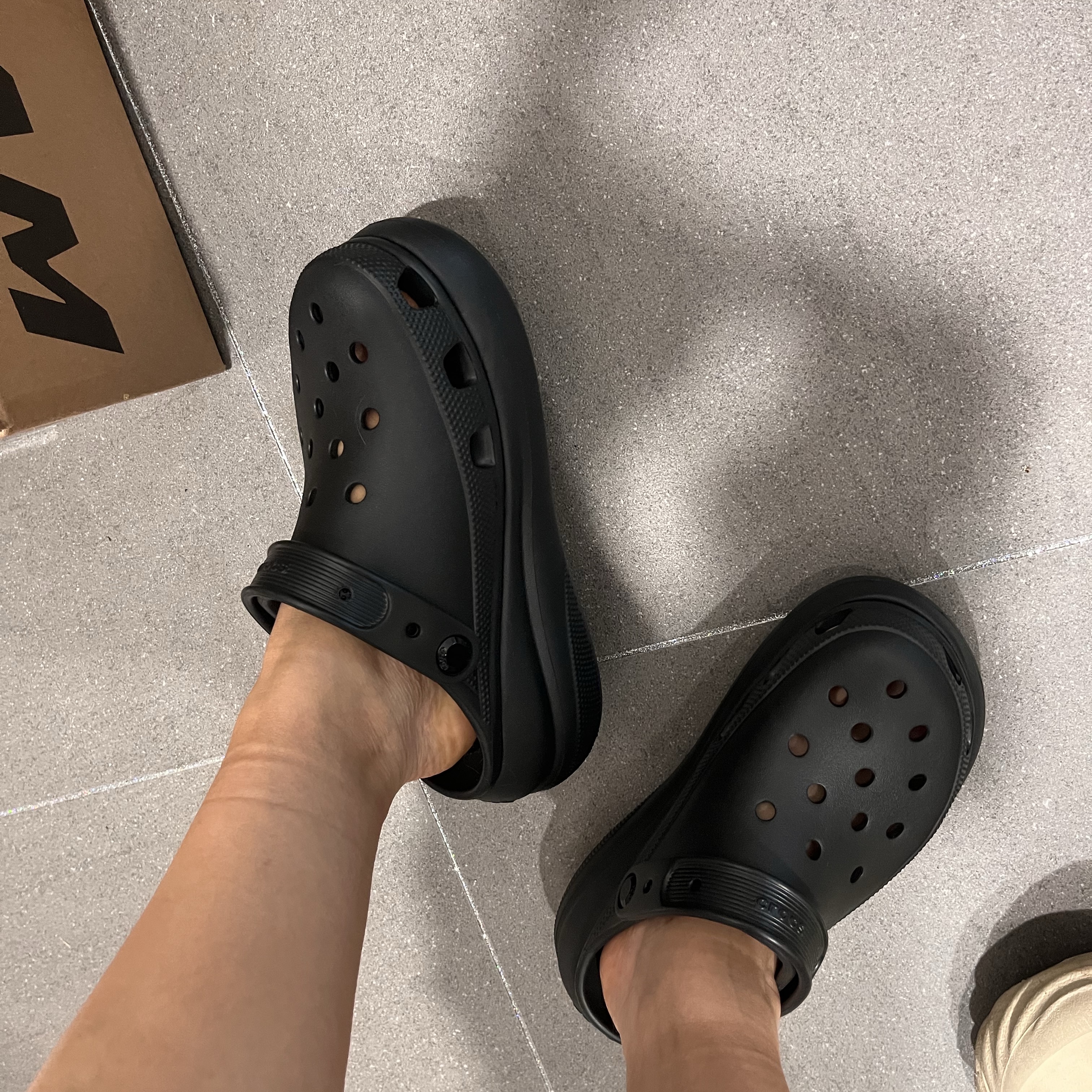 Crocs Classic Crush Clog Black 착용 스타일