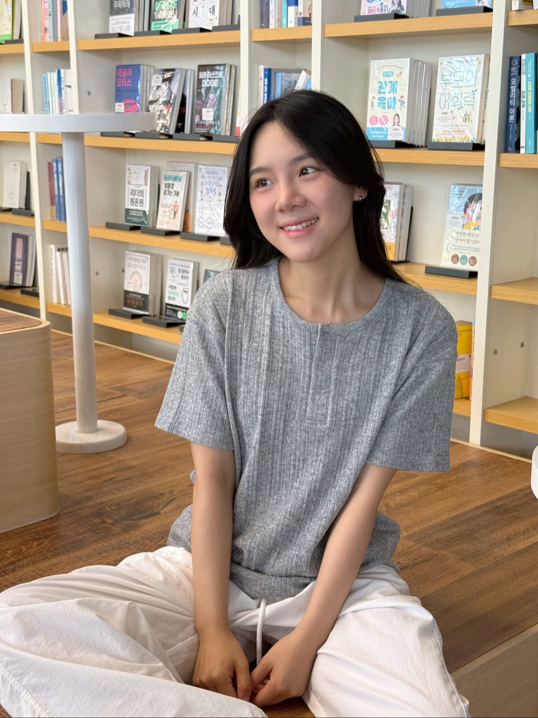 Knitted Henley Neck Crop Knit T-Shirts Grey 착용 스타일 - 2