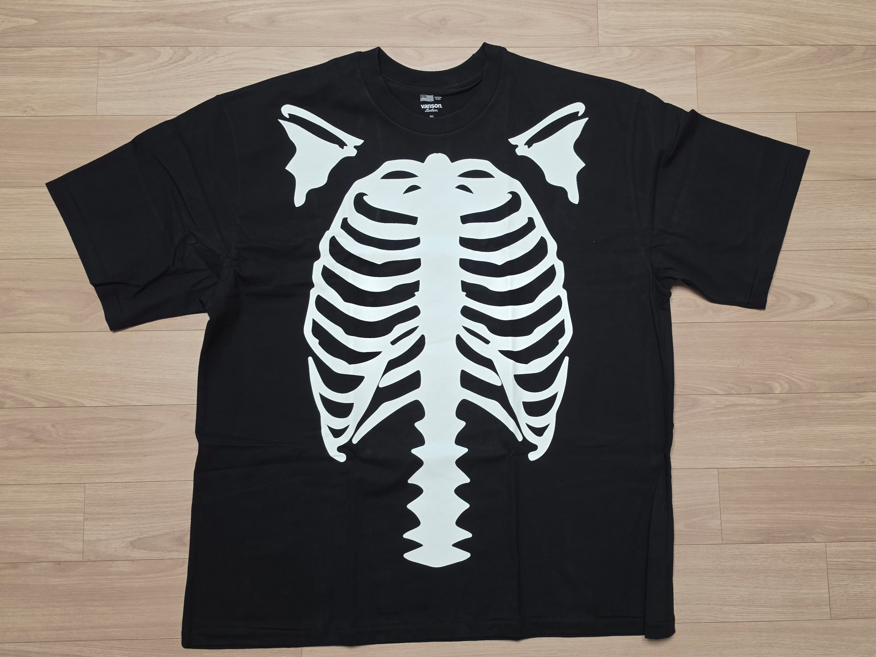 Vanson Leathers Original Bone T-shirt / Black 착용 스타일 - 1
