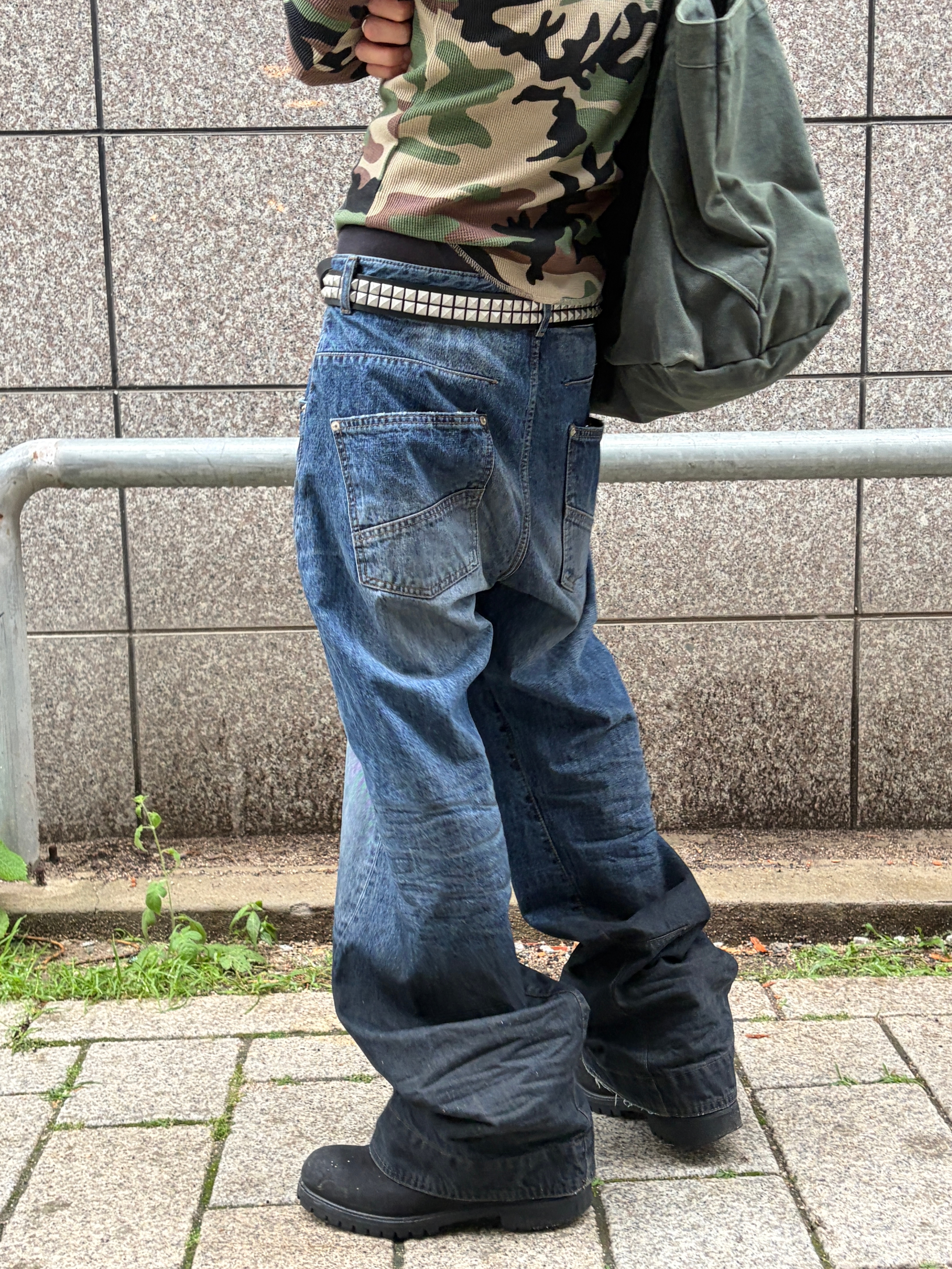 Farfromwhat Far Twisted Oil Denim Pants 착용 스타일 - 2