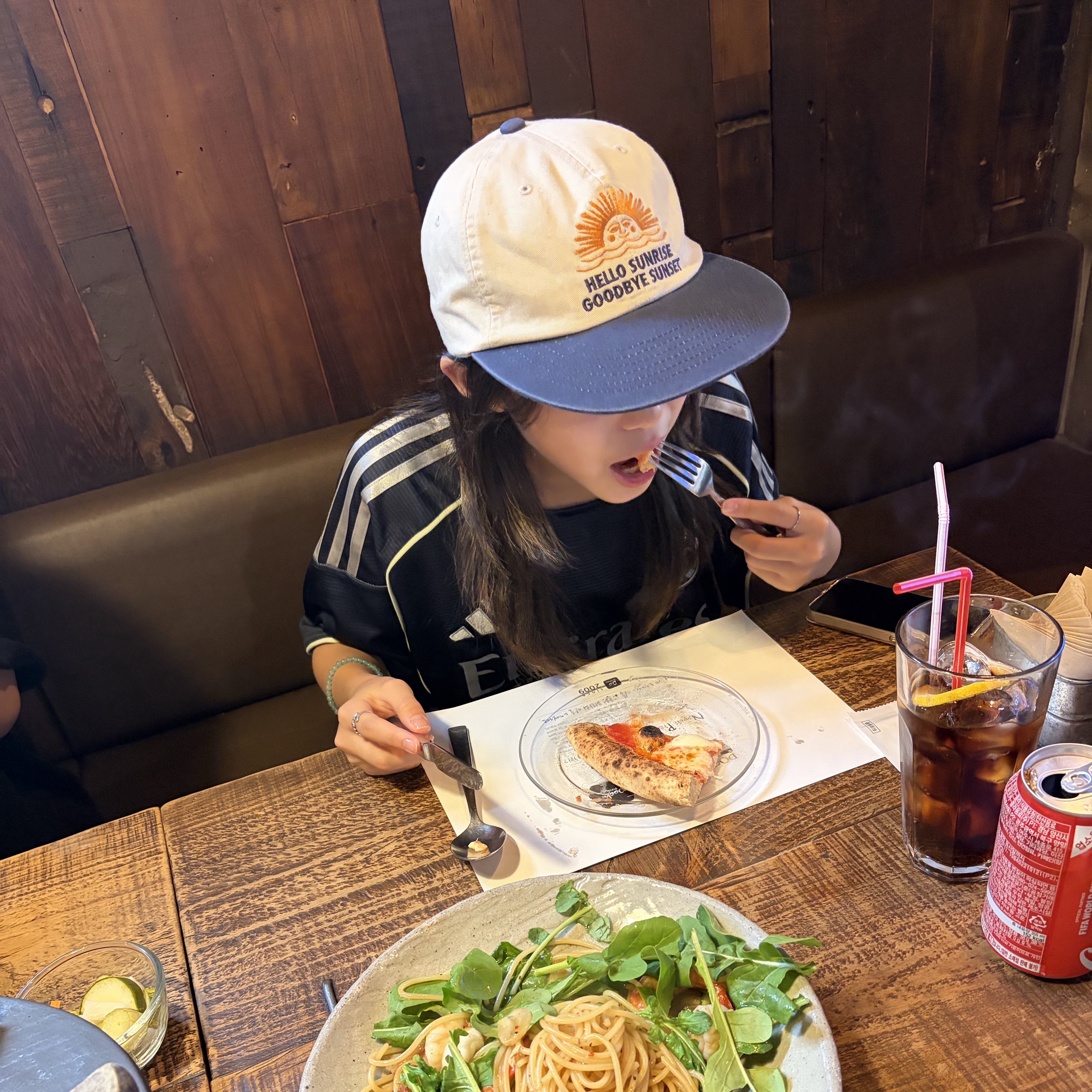 Hello Sunrise 90s Logo 6Panel Cap Beige & Navy 착용 스타일