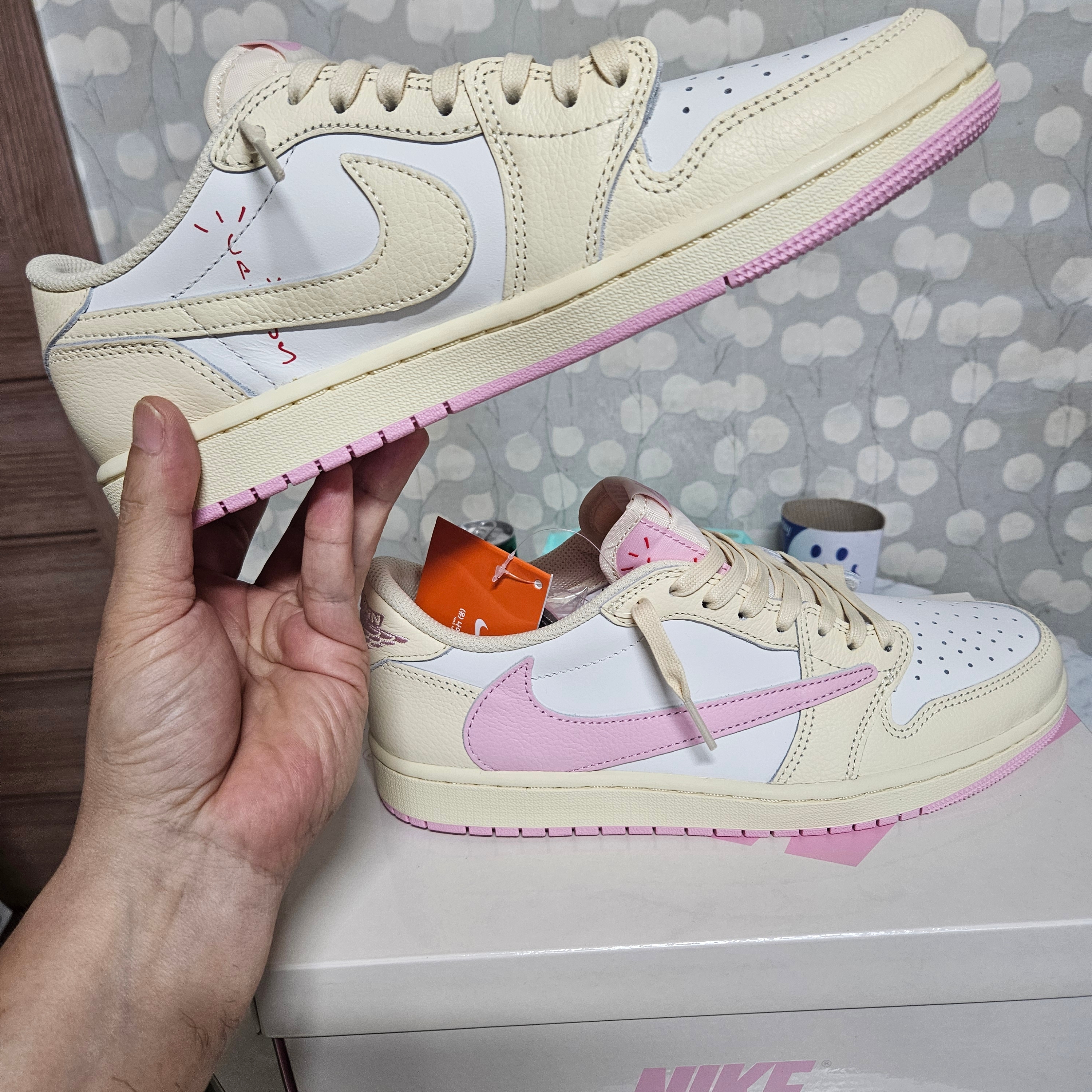 Jordan 1 x Travis Scott Retro Low OG SP Muslin Shy Pink 착용 스타일 - 2