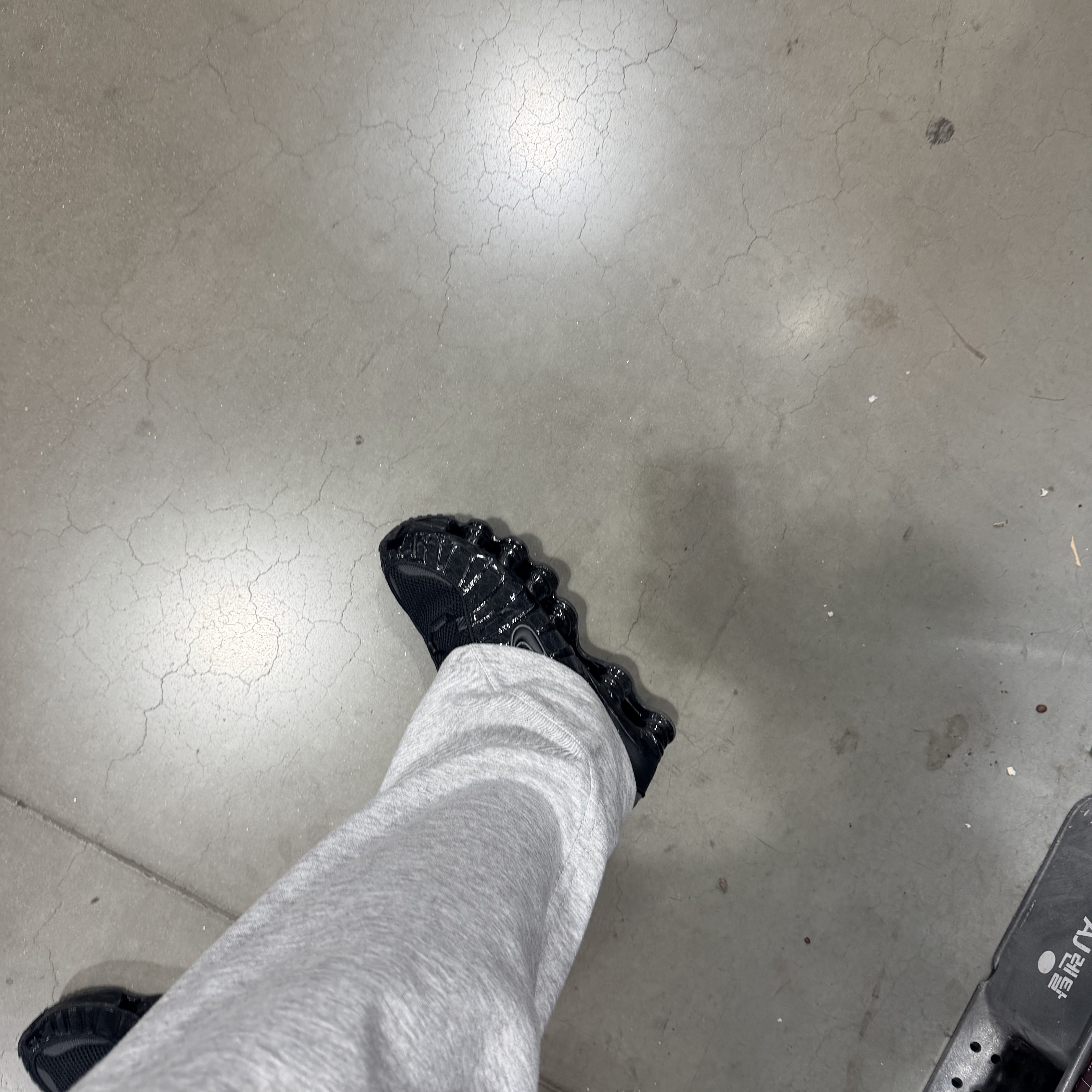 Nike Shox TL Black Metallic Hematite 착용 스타일 - 1