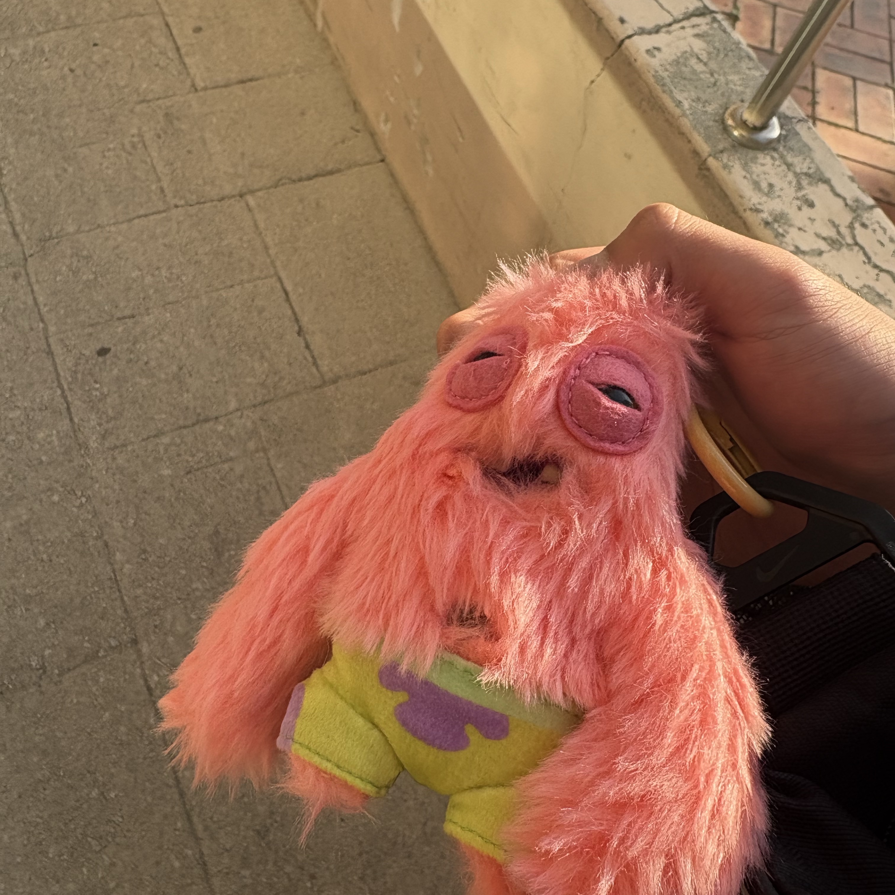 Fuggler x SpongeBob Patrick Star Keyring Pink 착용 스타일