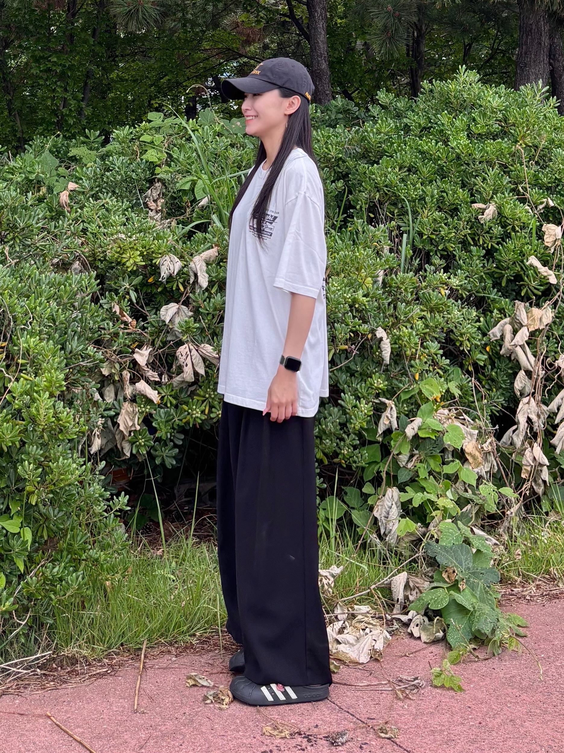 QT8 GARMENTS Coffee Shop Washed Tee Ivory 착용 스타일 - 2