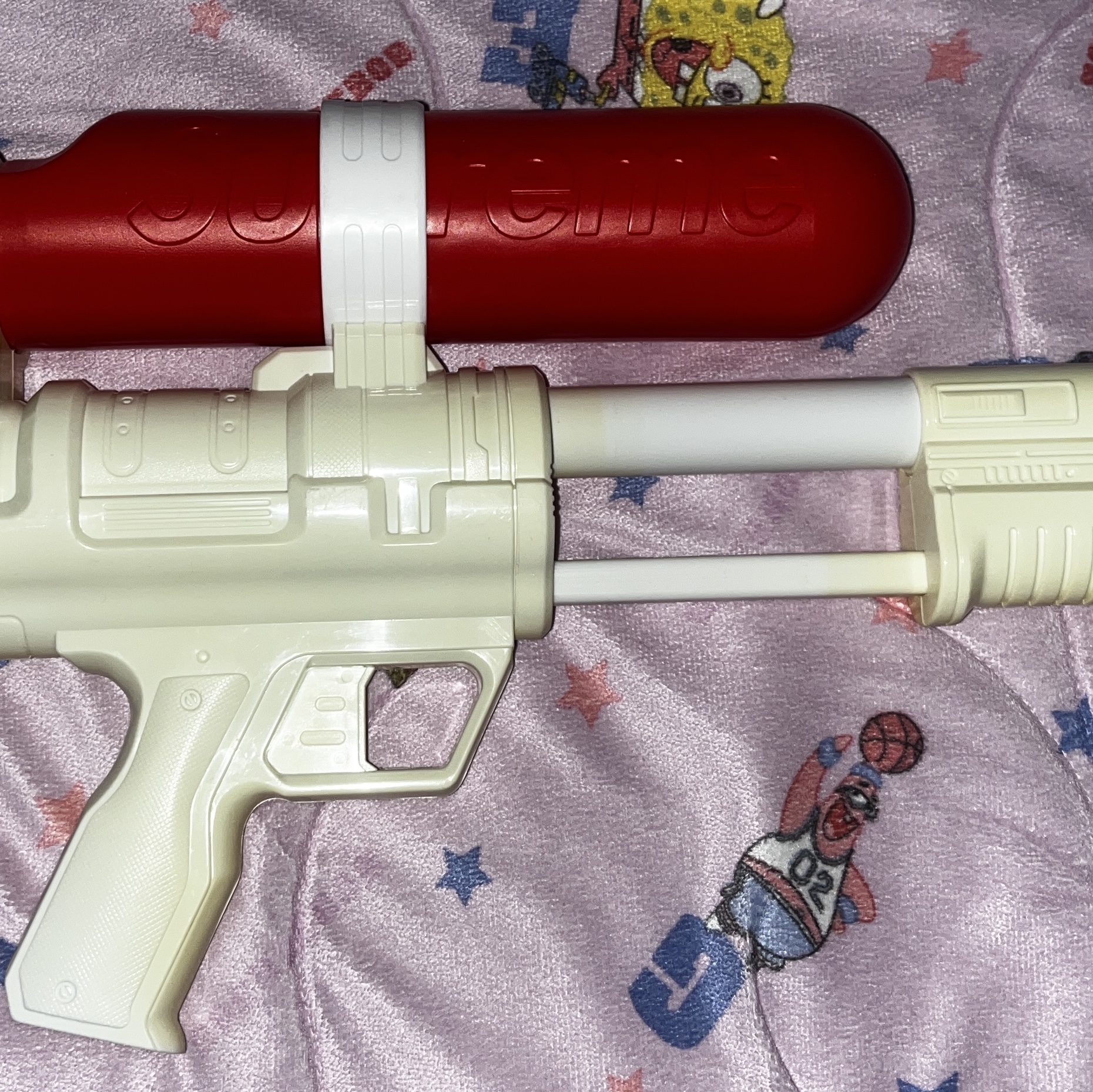 Supreme x Super Soaker 50 Water Blaster White - 19SS 착용 스타일